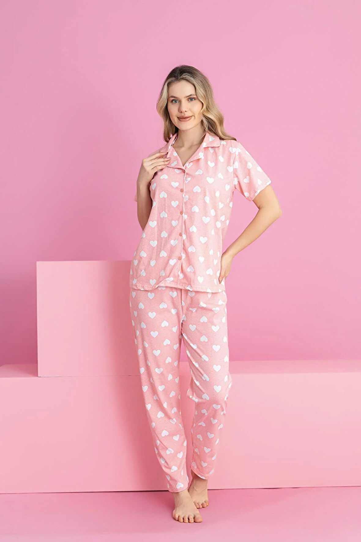 BEYAZ KALPLİ DÜĞMELİ PEMBE PİJAMA TAKIMI