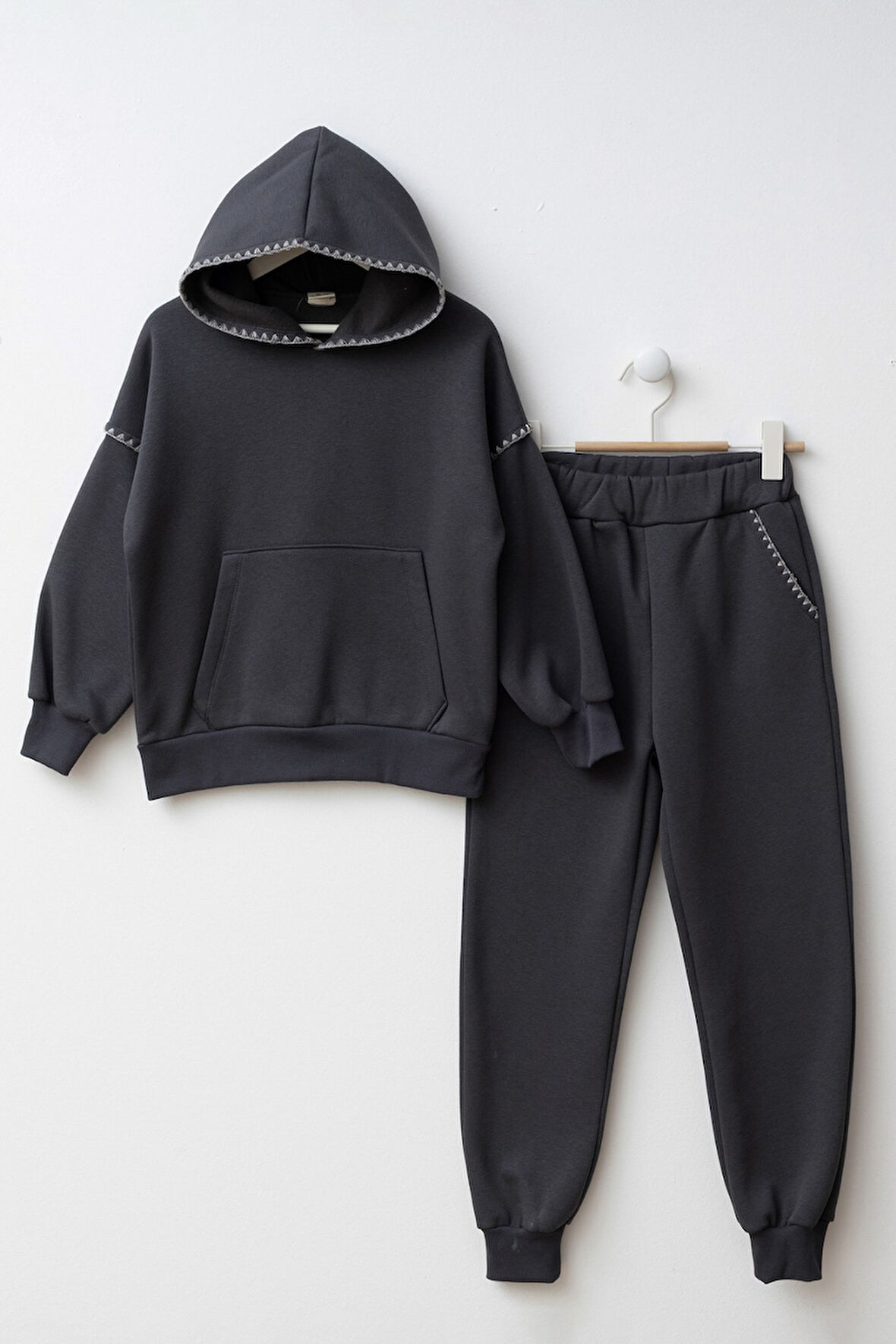 Nakış Detaylı Kanguru Cepli Kapüşonlu Kız Çocuk Takım