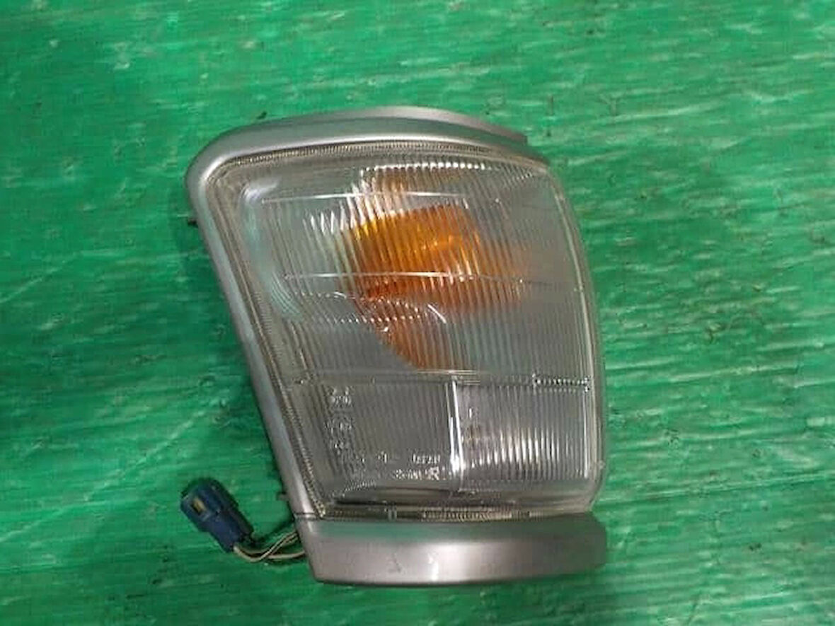 Hilux Ln145 98 01 Sinyal Lambası Sağ Gümüs Grı (Mat) P21W W5W (Duy+Ampul) (Oem No:8151135140)