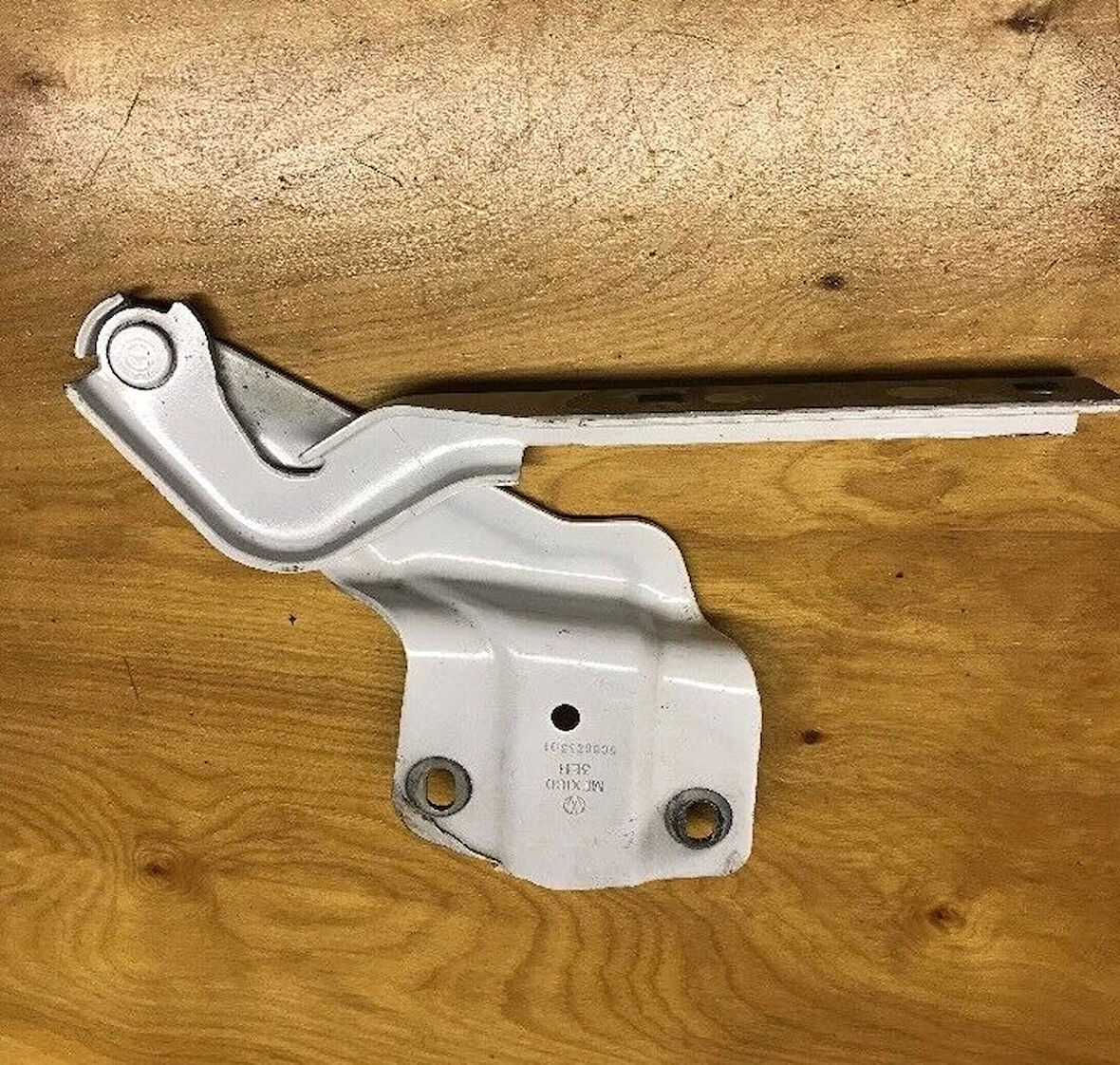 Kaput Menteşesi Sol Vw Jetta Bm 10-18 (Oem No: 5C6823301)