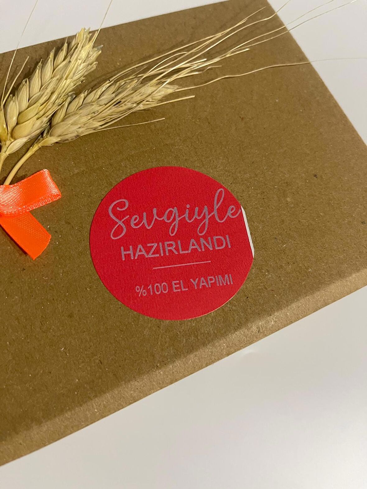 Sevgiyle Hazırlandı kırmızı etiket 5x5 cm 100 adet