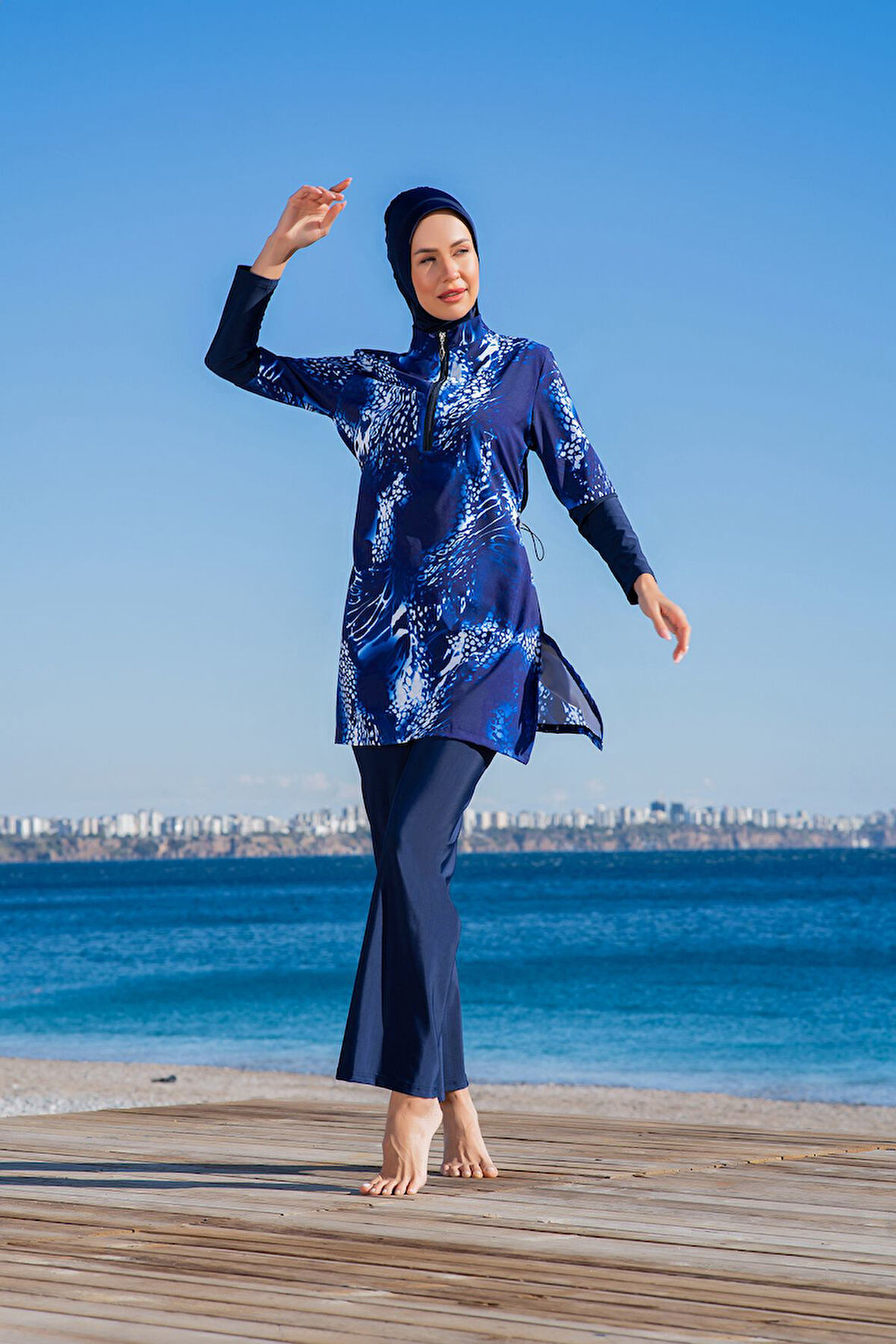 RUKOMAYO LACVİERT DESENLİ YARI FERMUARLI LYCRA PARAŞÜT ( SU İTİCİ VE ÇABUK KURUYAN ) KUMAŞ TESETTÜR MAYO