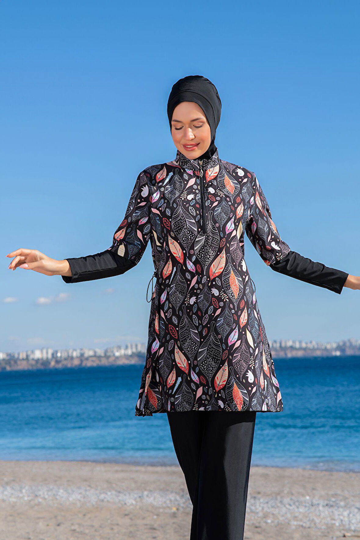 RUKOMAYO SİYAH  DESENLİ YARI FERMUARLI LYCRA PARAŞÜT ( SU İTİCİ VE ÇABUK KURUYAN ) KUMAŞ TESETTÜR MAYO