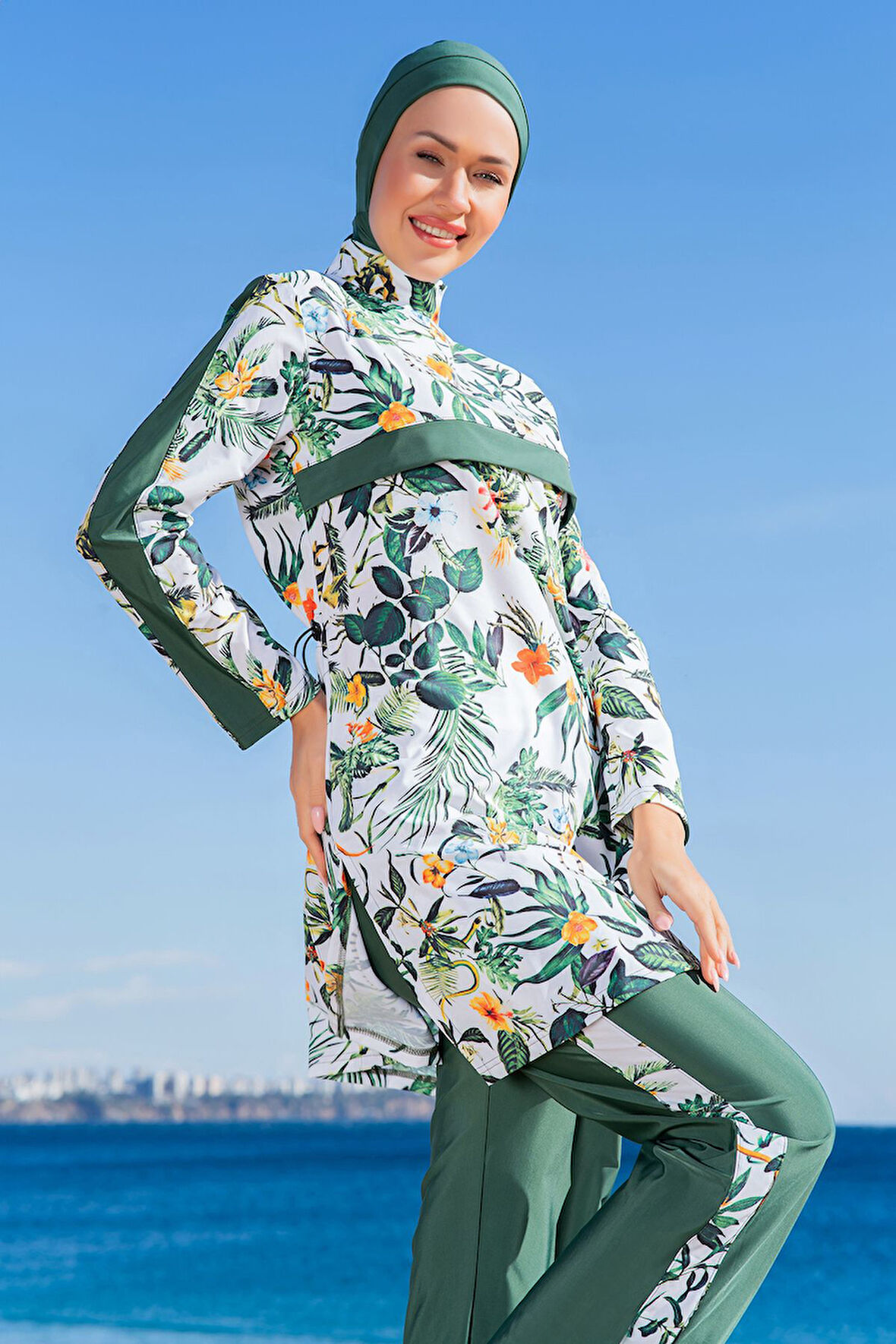 RUKOMAYO YEŞİL DESENLİ ARKADAN GİZLİ FERMUARLI LYCRA PARAŞÜT ( SU İTİCİ VE ÇABUK KURUYAN ) KUMAŞ TESETTÜR MAYO