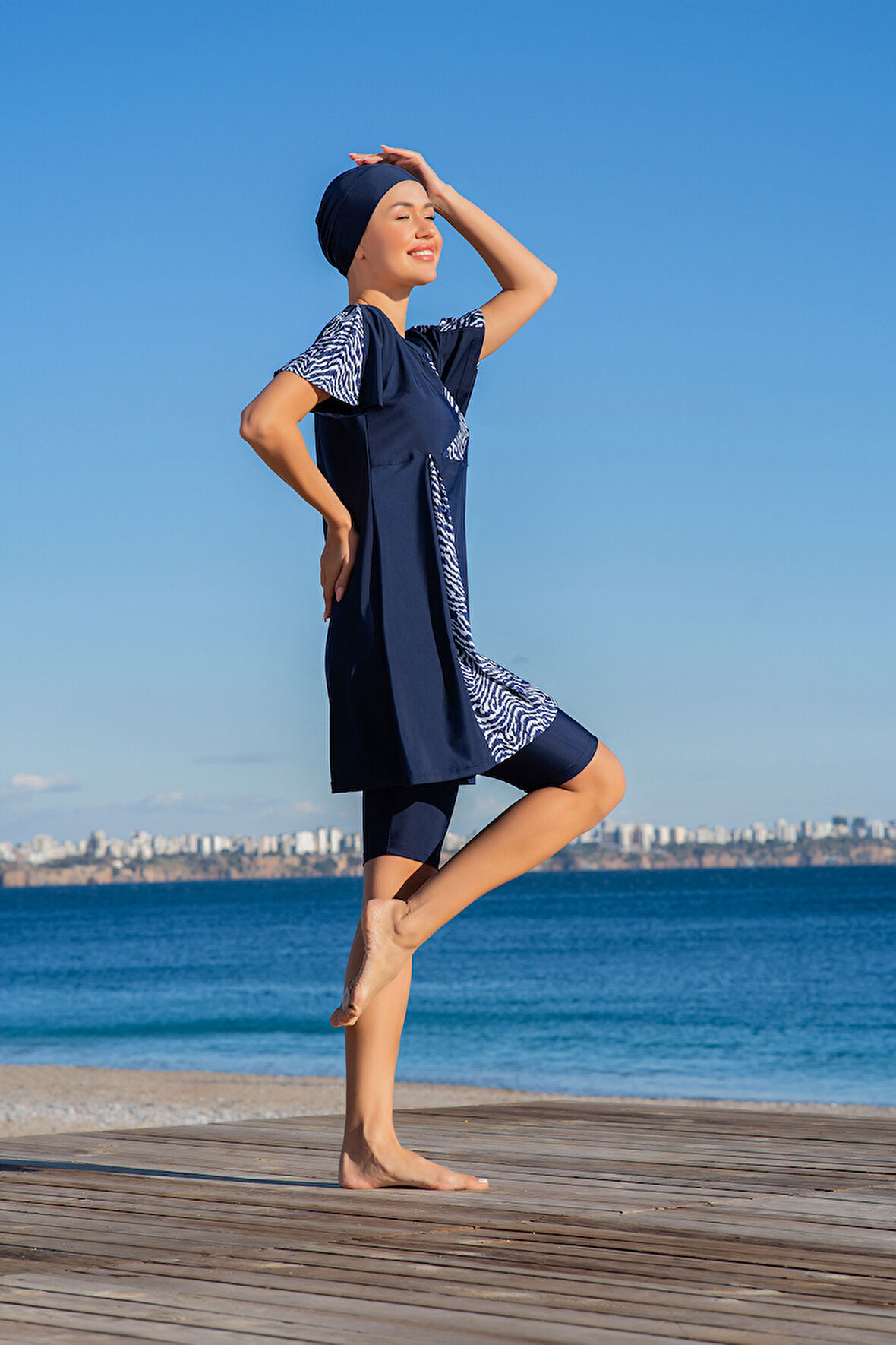 RUKOMAYO LACİVERT DESENLİ YIRTMAÇ MODELLİ YARIM KOL LYCRA ( SU İTİCİ VE ÇABUK KURUYAN ) KUMAŞ TESETTÜR MAYO