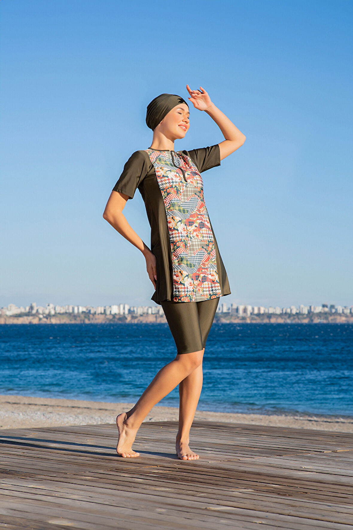 RUKOMAYO YEŞİL DESENLİ YARIM FERMUARLI  YARIM KOL LYCRA ( SU İTİCİ VE ÇABUK KURUYAN ) KUMAŞ YARI TESETTÜR MAYO