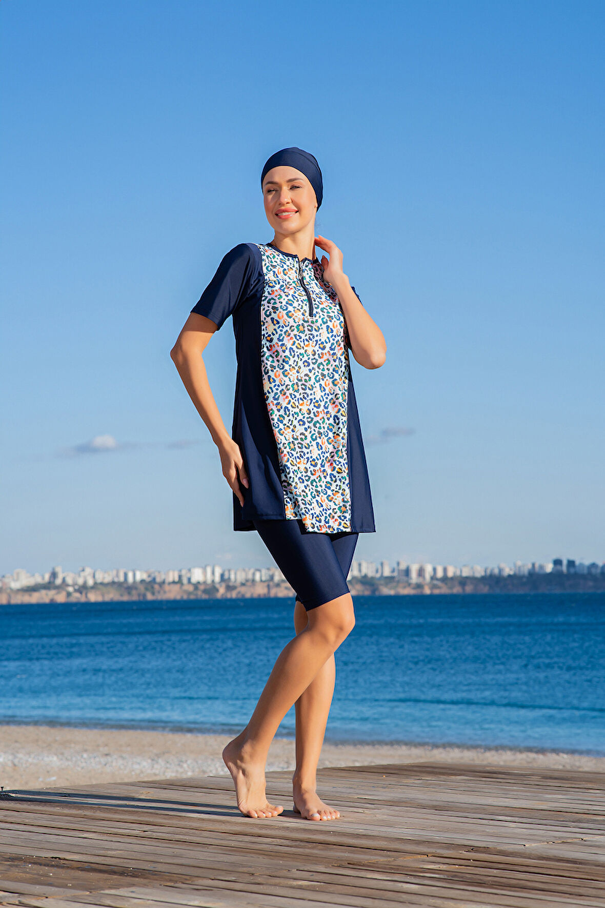 RUKOMAYO LACİVERT DESENLİ YARIM FERMUARLI  YARIM KOL LYCRA ( SU İTİCİ VE ÇABUK KURUYAN ) KUMAŞ YARI TESETTÜR MAYO