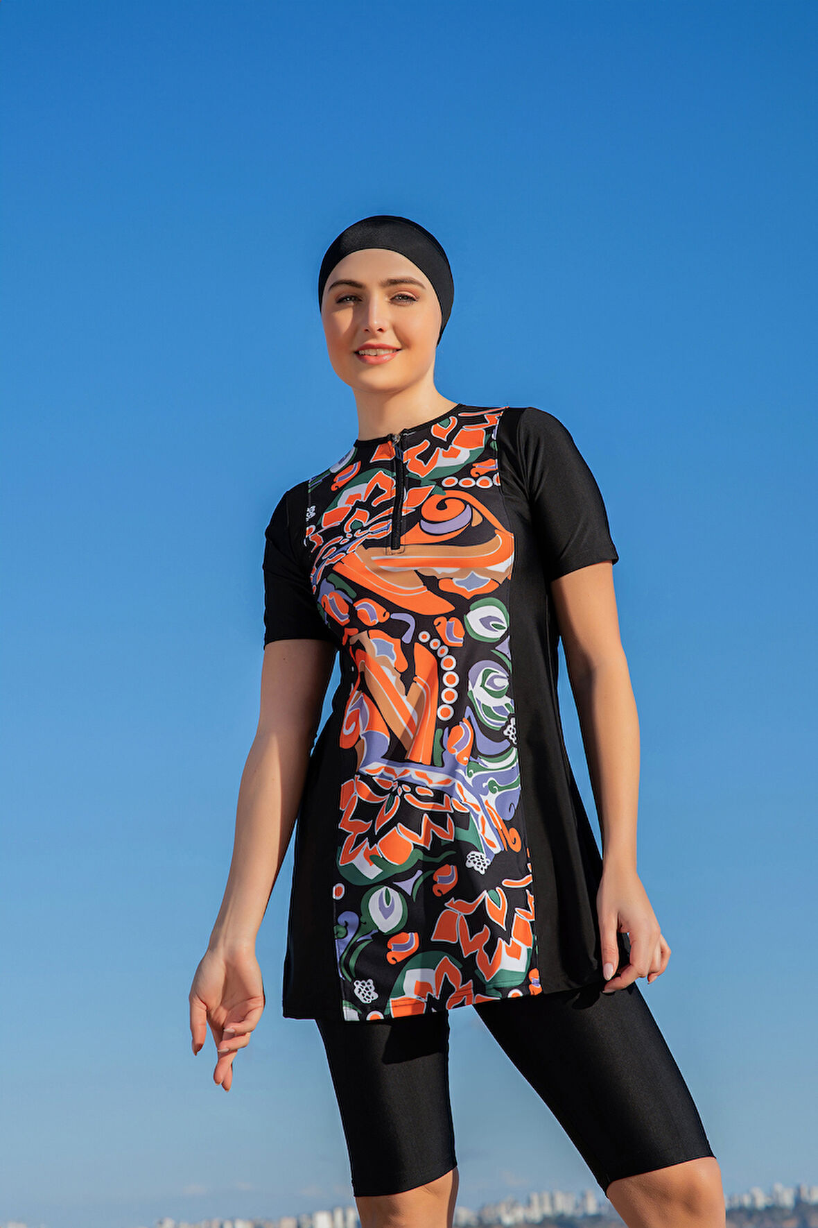 RUKOMAYO SİYAH DESENLİ YARIM FERMUARLI  YARIM KOL LYCRA ( SU İTİCİ VE ÇABUK KURUYAN ) KUMAŞ YARI TESETTÜR MAYO