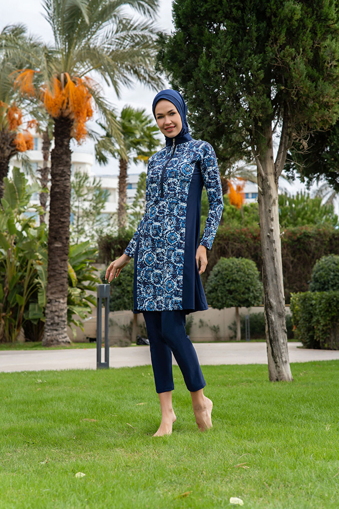 RUKOMAYO LACİVERT DESENLİ YARIM FERMUARLI BÜYÜK BEDEN LYCRA ( SU İTİCİ VE ÇABUK KURUYAN ) KUMAŞ TESETTÜR MAYO