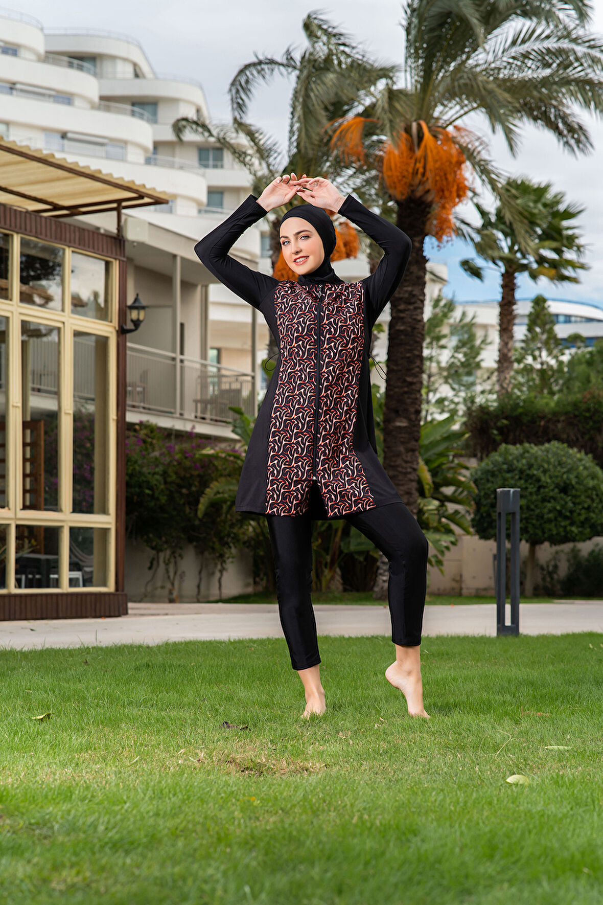 RUKOMAYO SİYAH DESENLİ PARÇALI MODEL BÜYÜK BEDEN LYCRA PARAŞÜT ( SU İTİCİ VE ÇABUK KURUYAN ) KUMAŞ TESETTÜR MAYO