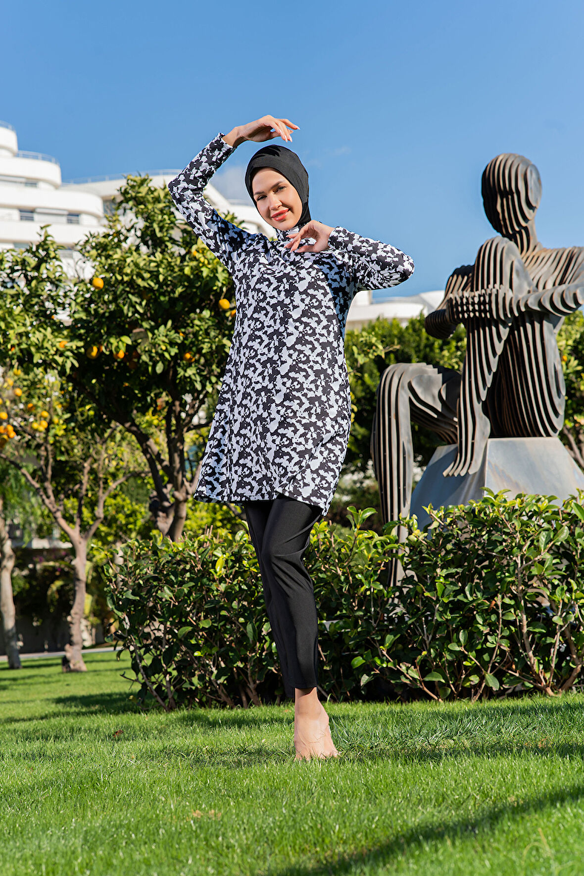 MİRATES SİYAH BEYAZ  DESENLİ BALIKÇI YAKA MİCRO (ESNEK VE ÇABUK KURUYAN) KUMAŞ TESETTÜR MAYO