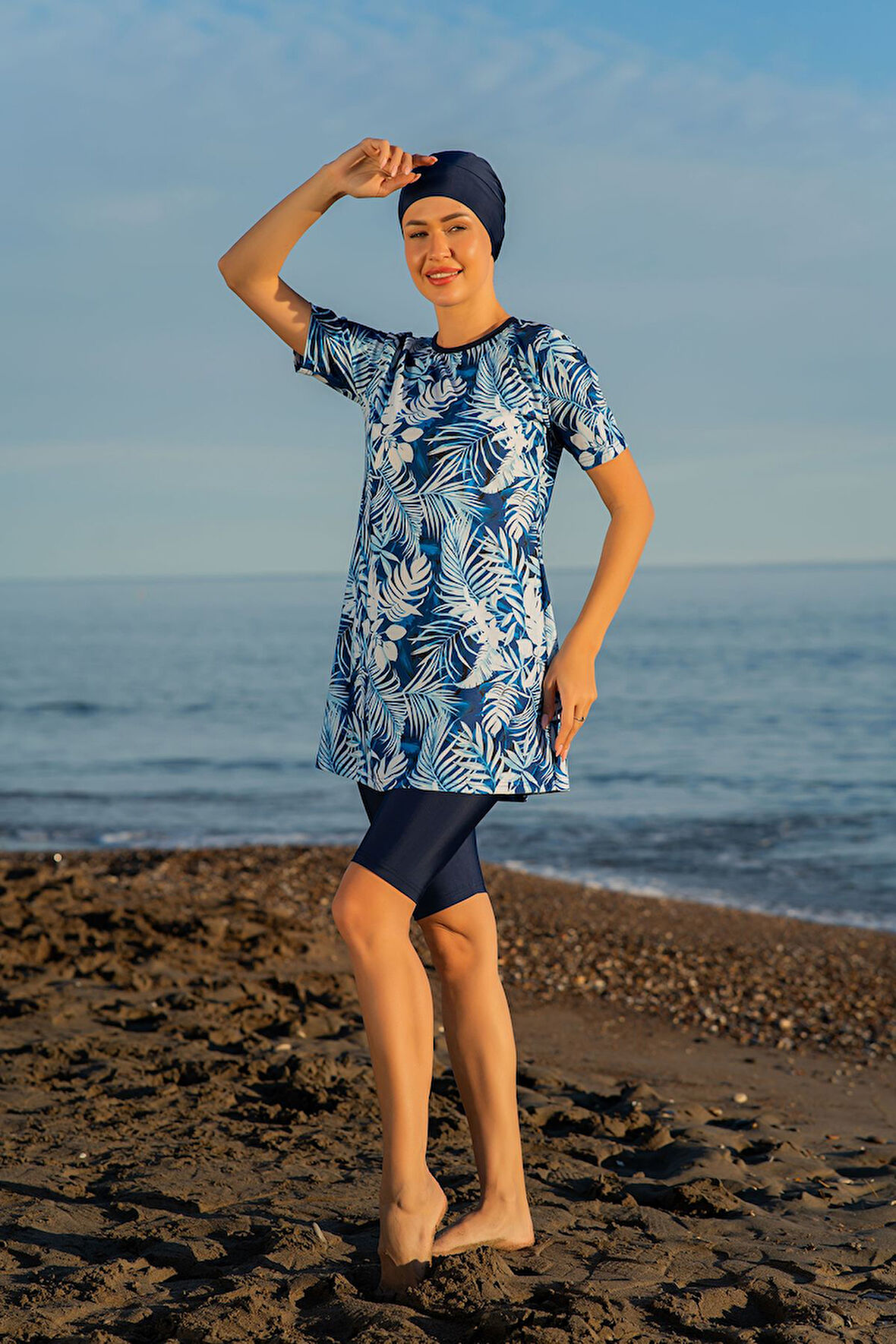 MİRATES LACİVERT YAPRAK DESENLİ YARIM KOL MİCRO (ESNEK VE ÇABUK KURUYAN) KUMAŞ YARI TESETTÜR MAYO