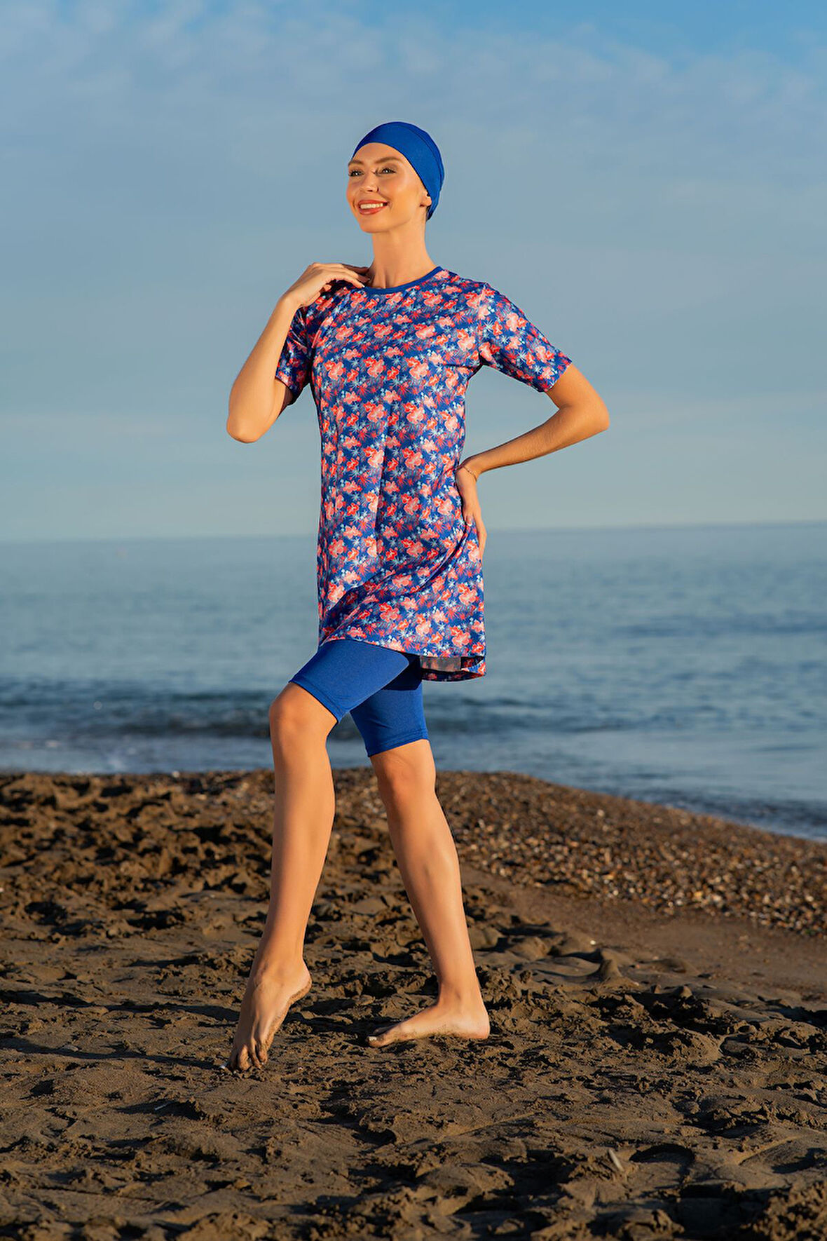 MİRATES MAVİ ÇİÇEK  DESENLİ YARIM KOL MİCRO (ESNEK VE ÇABUK KURUYAN) KUMAŞ YARI TESETTÜR MAYO