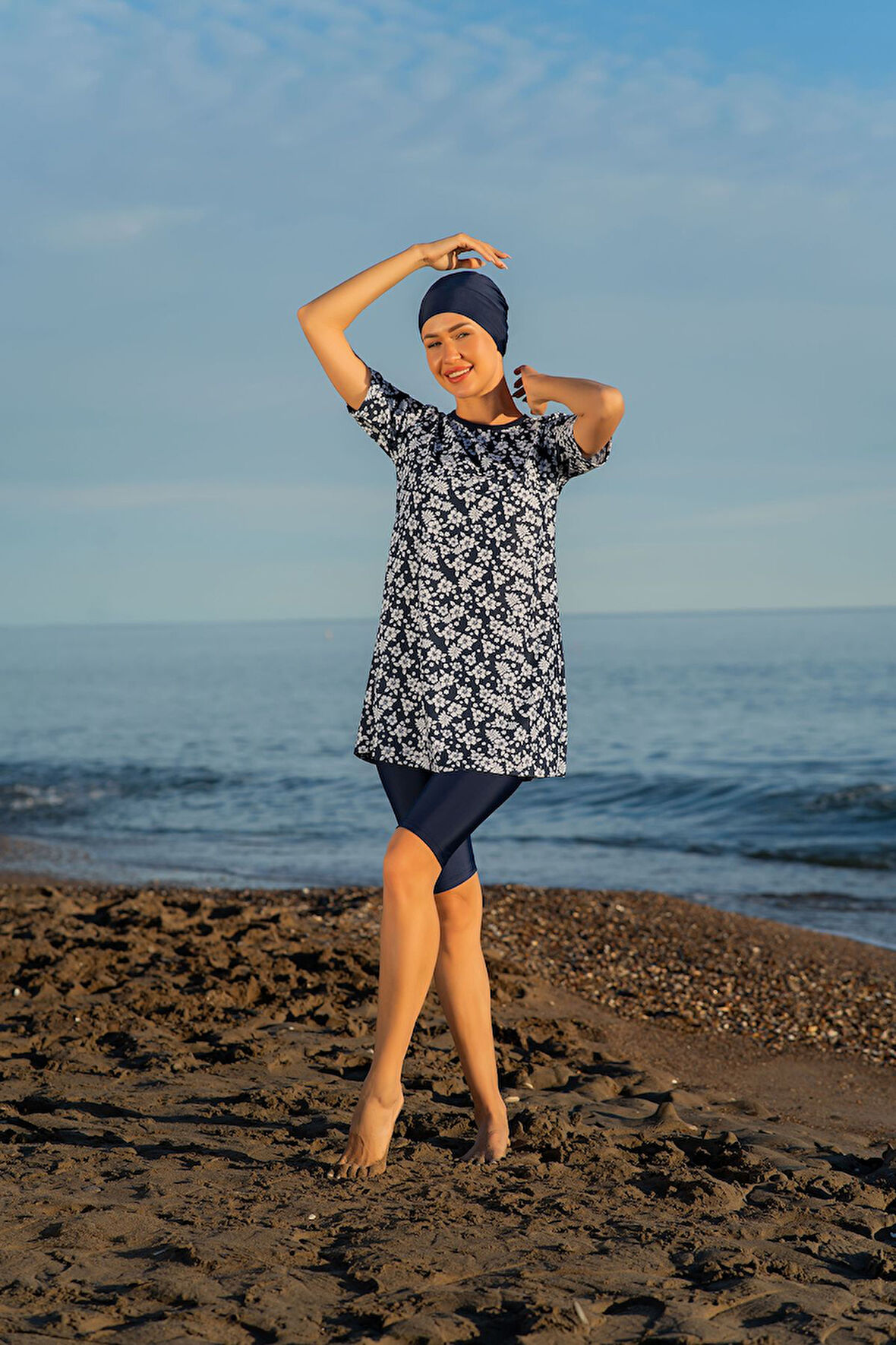 MİRATES LACİVERT BEYAZ ÇİÇEK DESENLİ YARIM KOL BÜYÜK BEDEN MİCRO (ESNEK VE ÇABUK KURUYAN) KUMAŞ YARI TESETTÜR MAYO