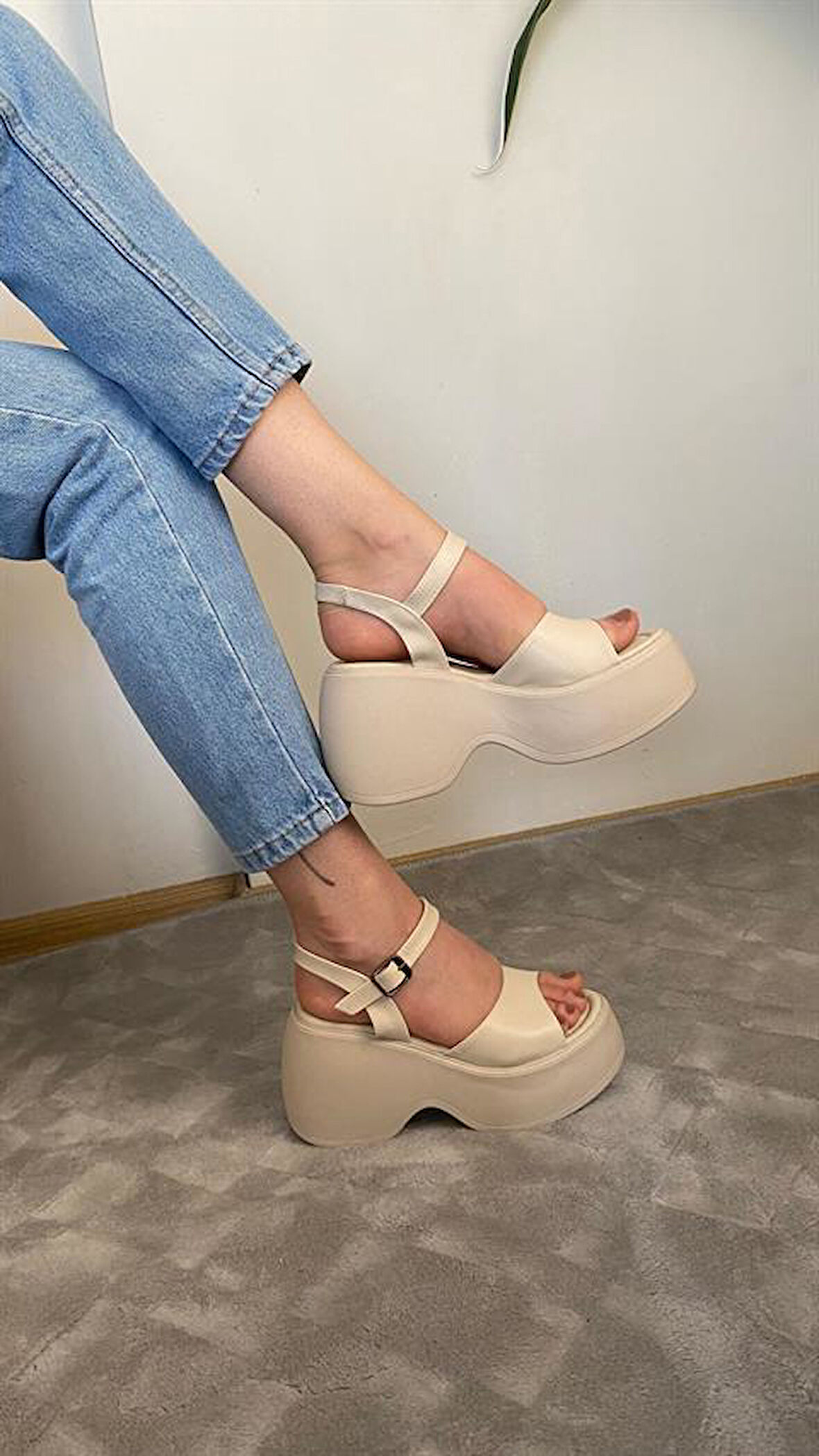 Kadın Bej Tek Bantlı Kalın Taban Ortopedik  Sandalet  K-3010