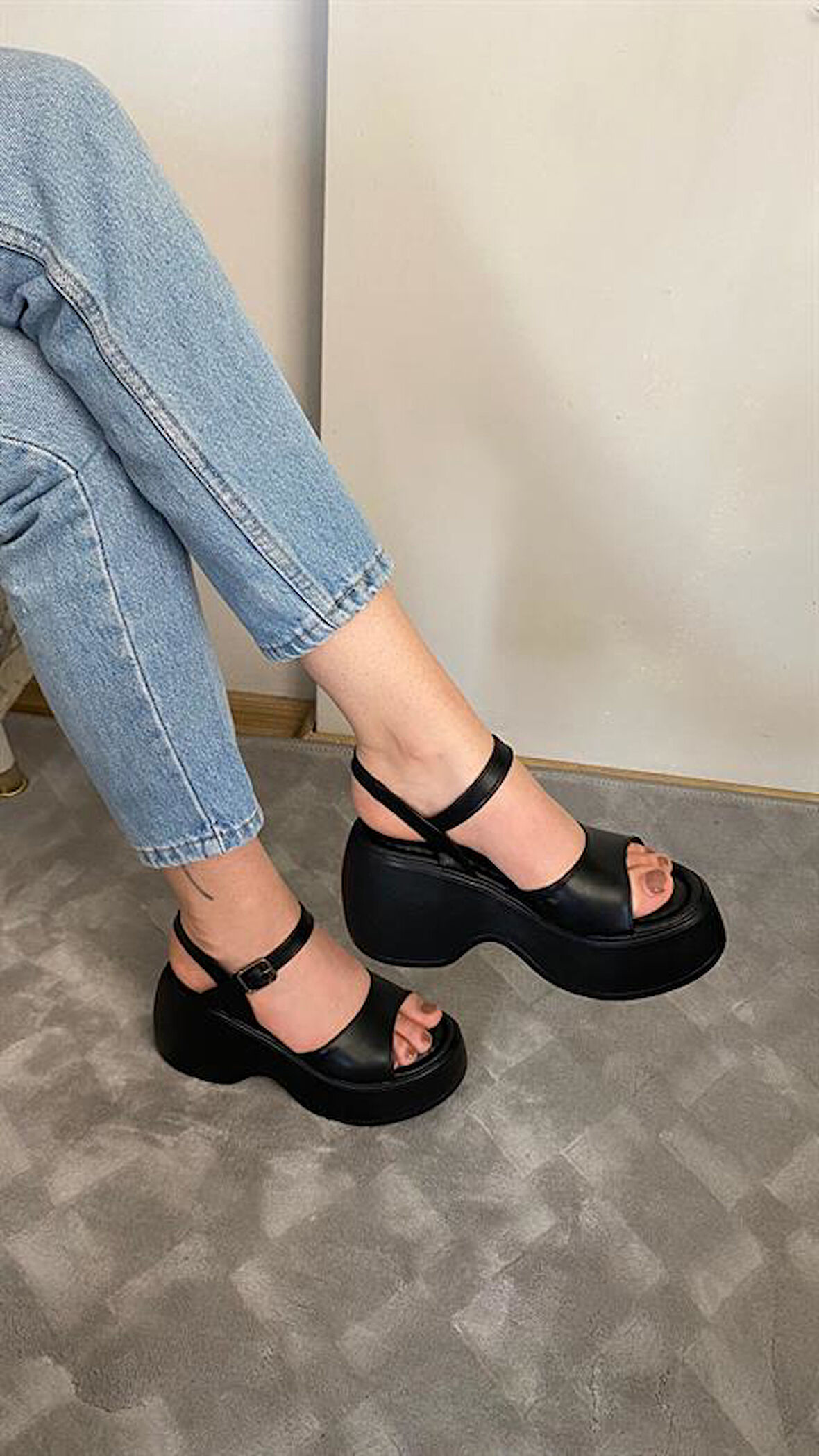 Kadın Siyah Tek Bantlı Kalın Taban Ortopedik  Sandalet  K-3010