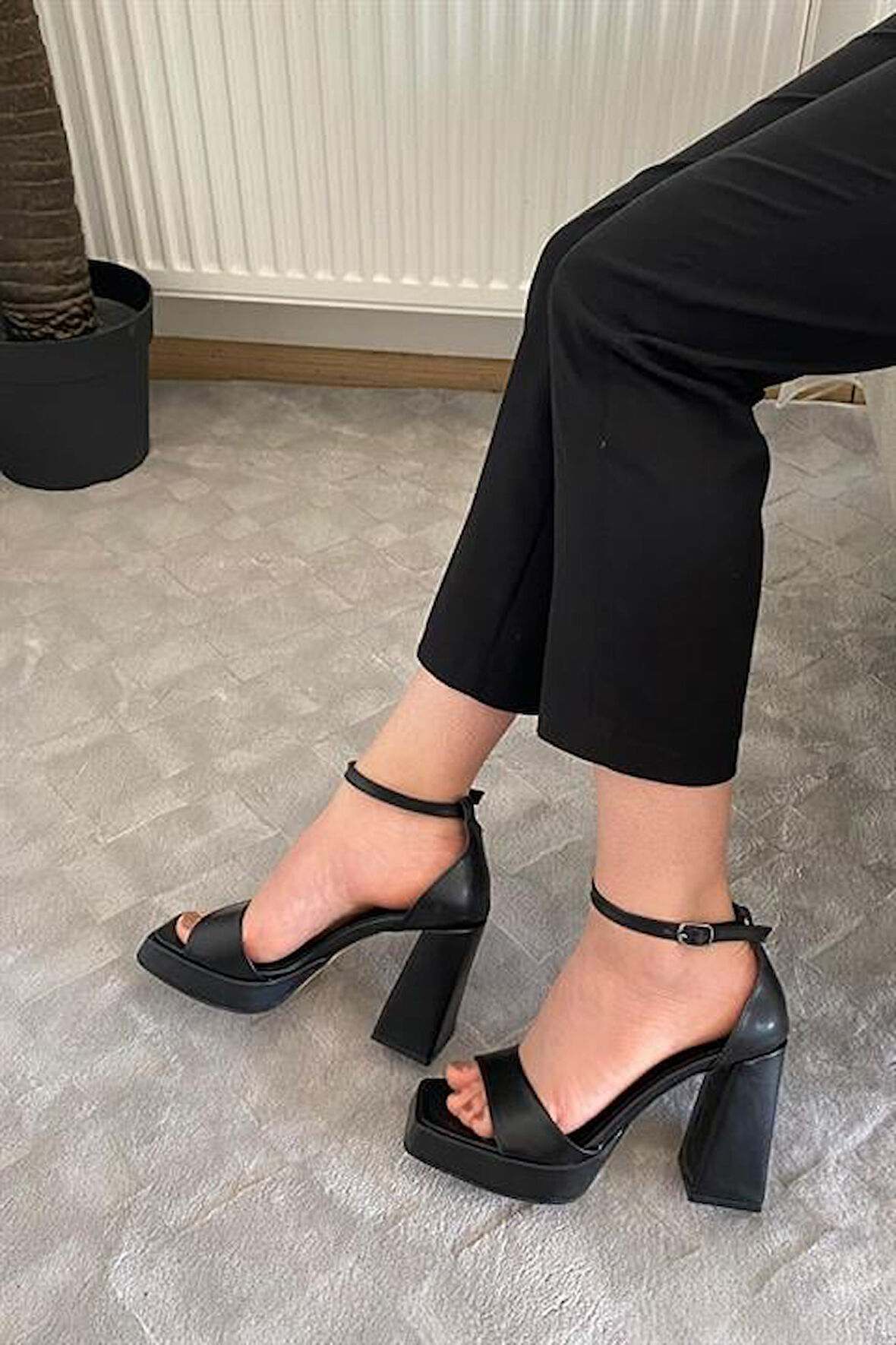 Kadın Siyah Cilt Tek Bantlı Bantlı Bilektan Bağlamalı 10 cm Platfom Topuklu Aykkabı