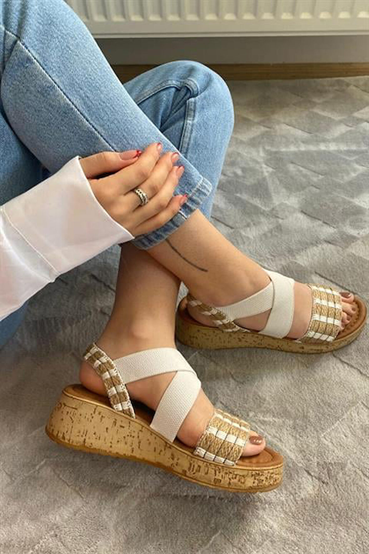 Kadın Beyaz Hasır Detaylı Lastilki Kalın Mantar Taban Ortopedik  Sandalet  K-220