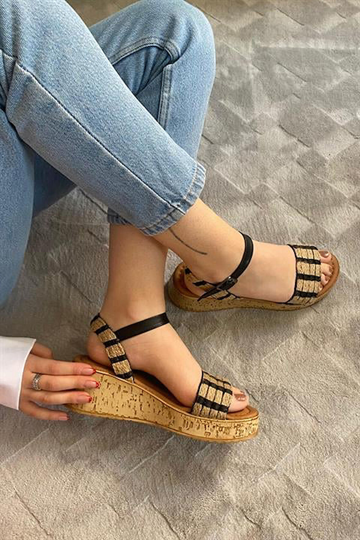 Kadın Siyah Hasır Detay Kalın Mantar Taban Ortopedik  Sandalet  K-230