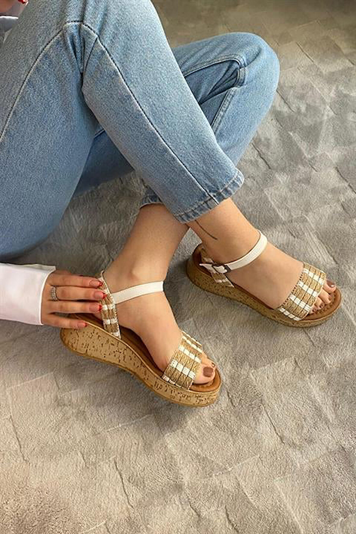 Kadın Beyaz Hasır Detay Kalın Mantar Taban Ortopedik  Sandalet  K-230