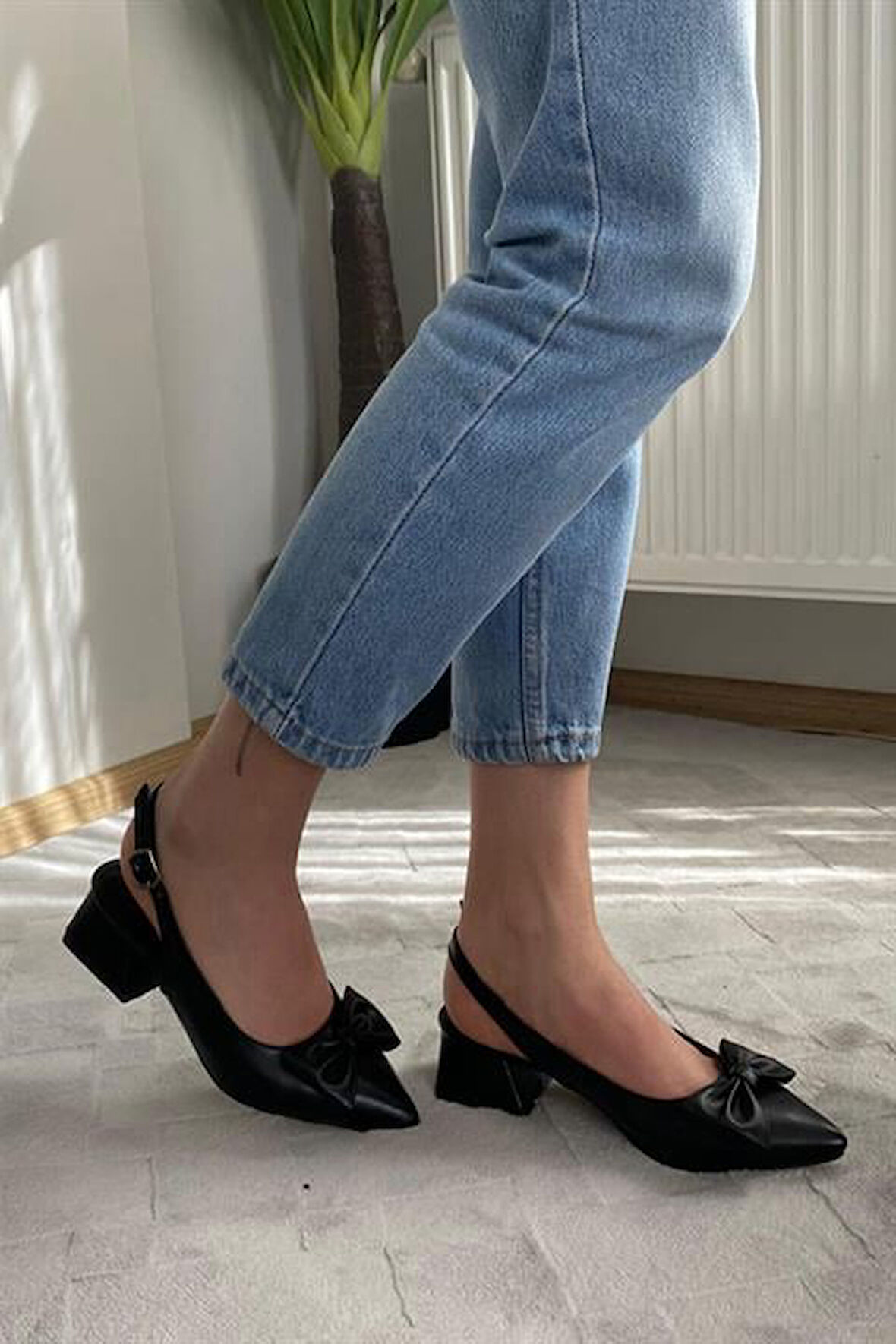 Pola Siyah Cilt Arkası Acık Sivri Burun Fiyoklu Detaylı 4 cm Topuklu Ayakkabı