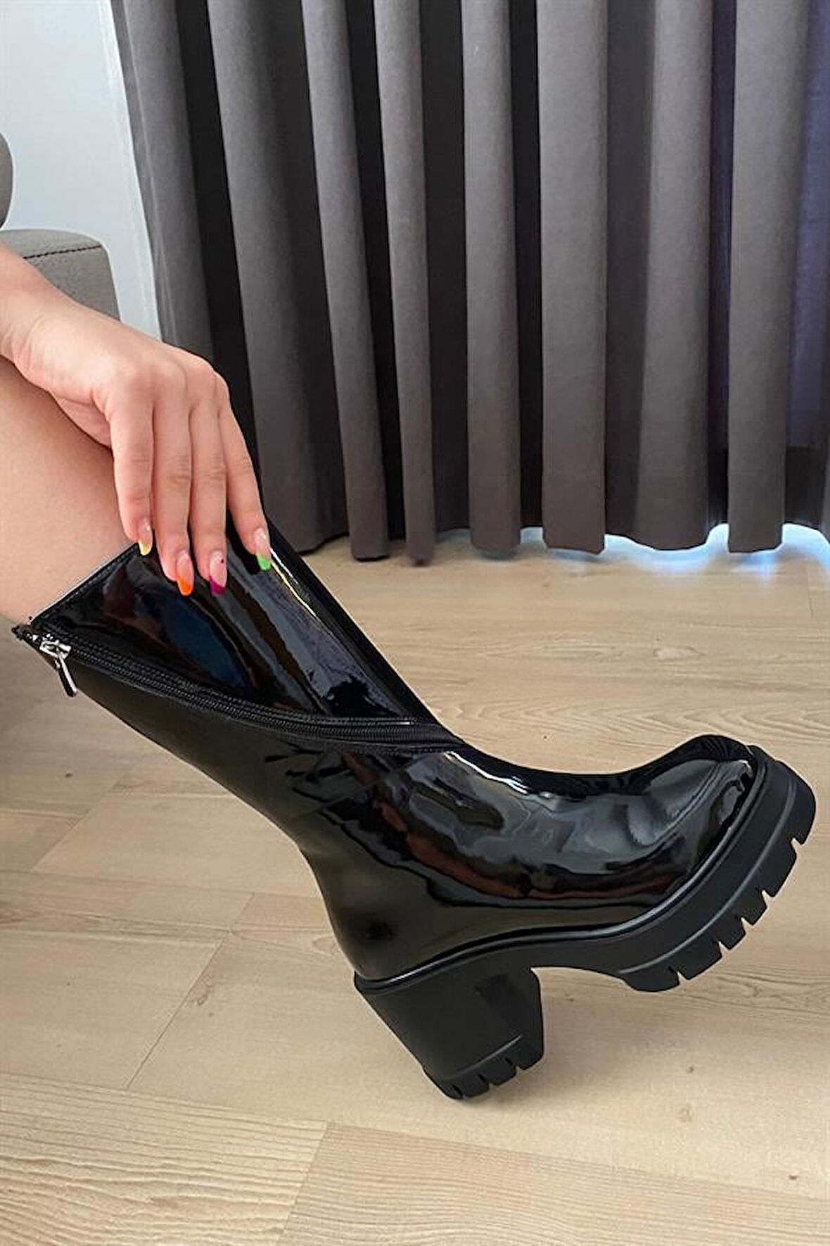 Kadın Siyah Rugan Döner Fermuarlı Çizme