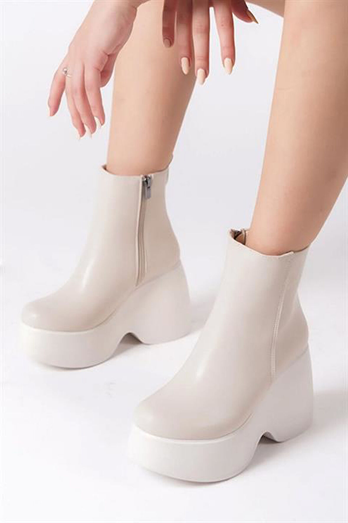 Kadın Celsi Krem Cilt Yandan Fermuarlı 9 cm Yüksek Dolgu Topuklu Mevsimlik Kadın Kısa Bot Bootie