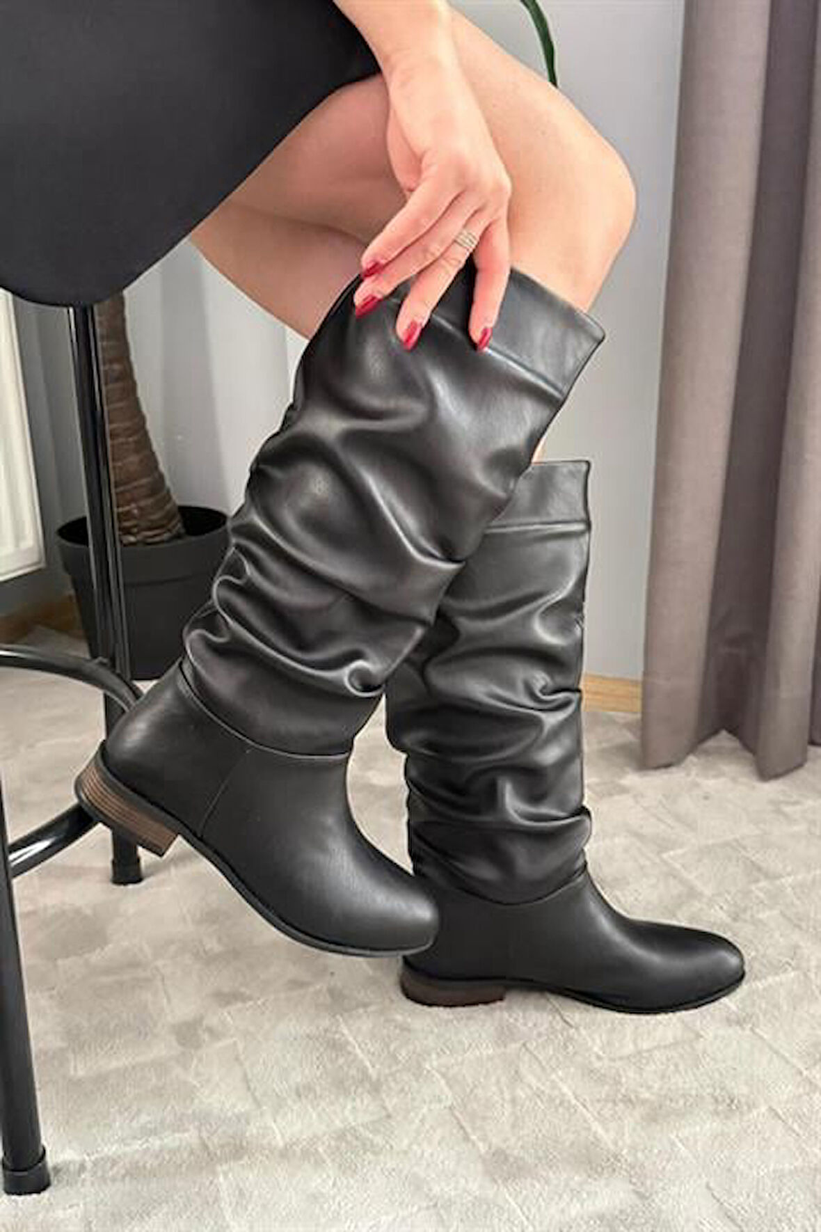 Kadın Mika Siyah Deri Düz Taban Büzgülü Diz Altı Boy Çekme Çizme