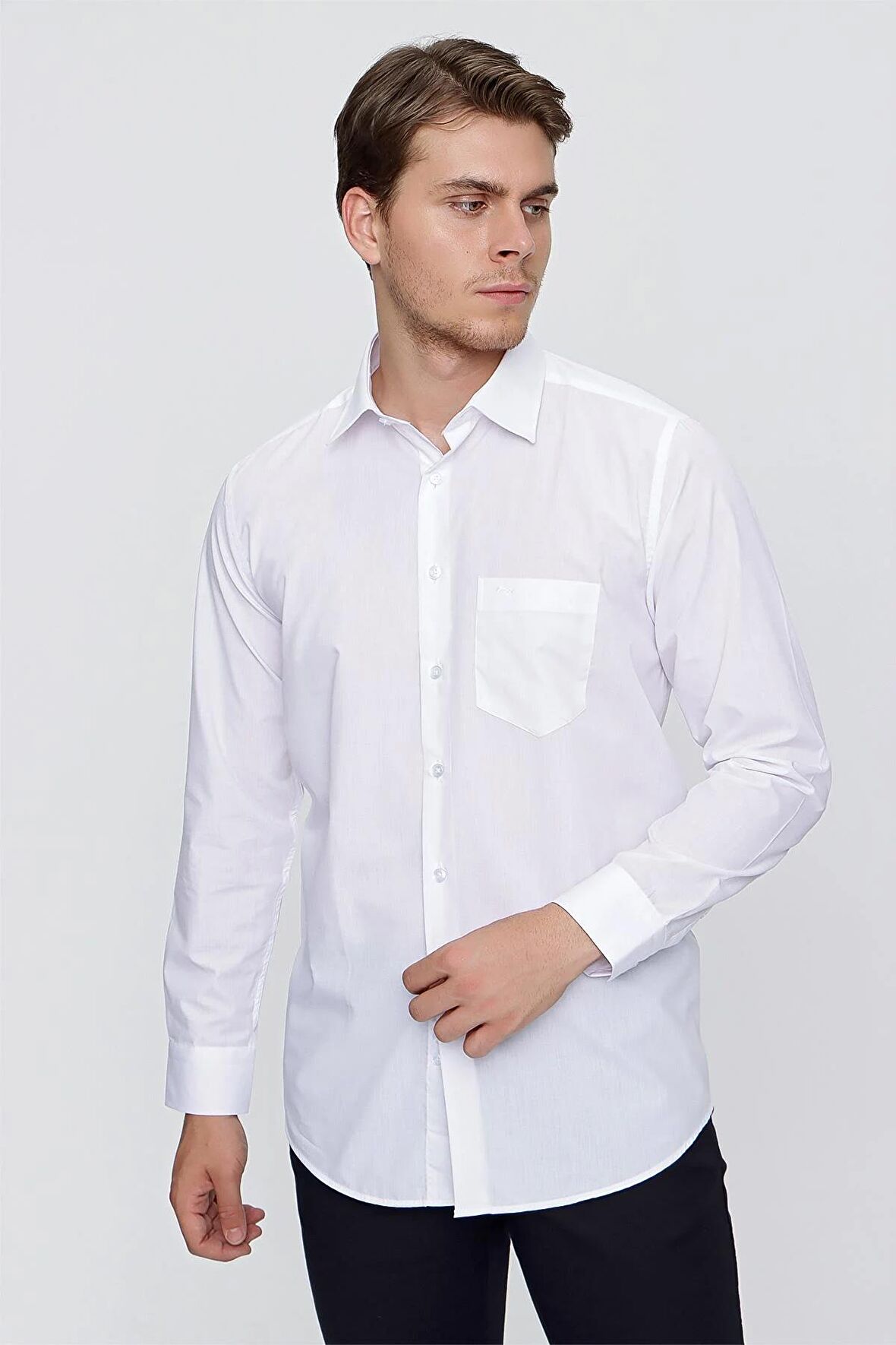 Beyaz Uzun Kollu Bez Ayağı Sert Yaka Cepli Basic Comfort Fit Rahat Kesim Gömlek 1004235051