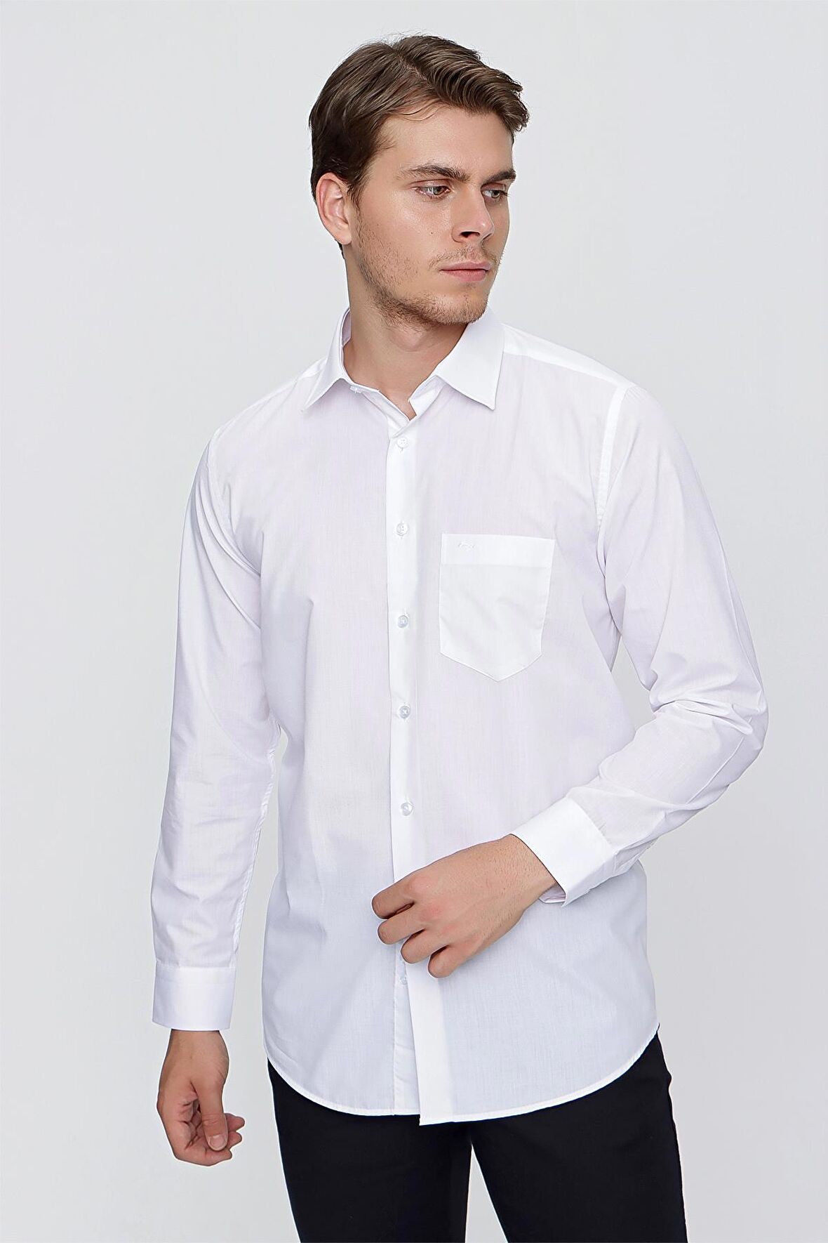 Beyaz Uzun Kollu   Sert Yaka Cepli  Pamuklu Basic Comfort Fit Rahat Kesim Gömlek 1004240051