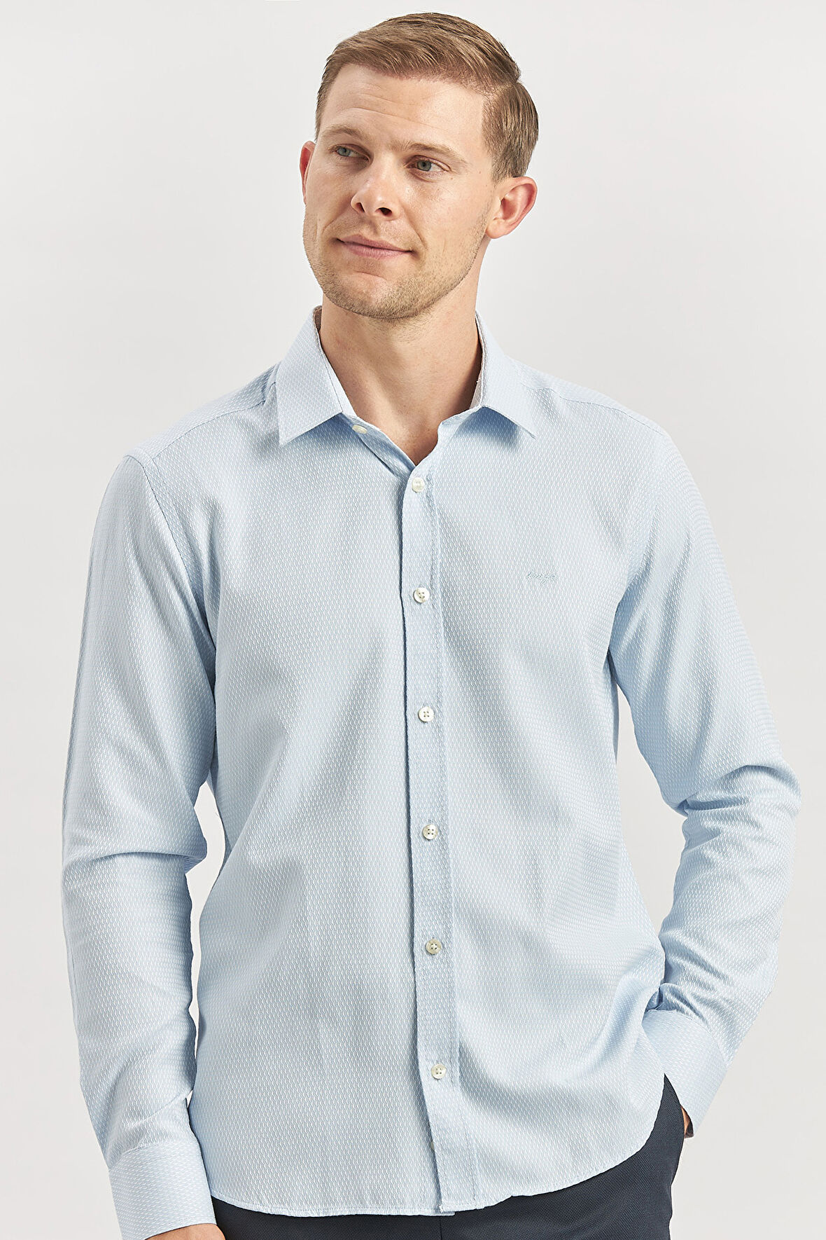 Koyu Mavi Uzun Kol Kendinden Desenli Armürlü 032 Sert Yaka Casual Slim Fit Gömlek 1004240249