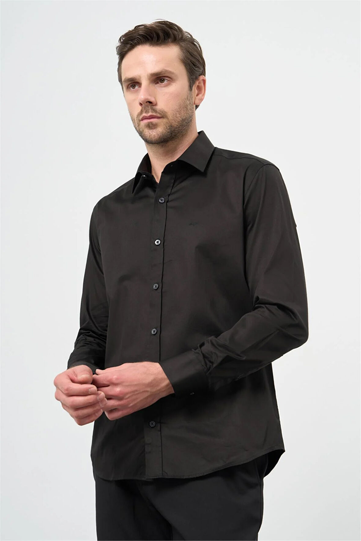 Siyah Uzun Kollu Sert Yaka Cepsiz %100 Pamuk Klasik Slim Fit Dar Kesim Gömlek 1004240324