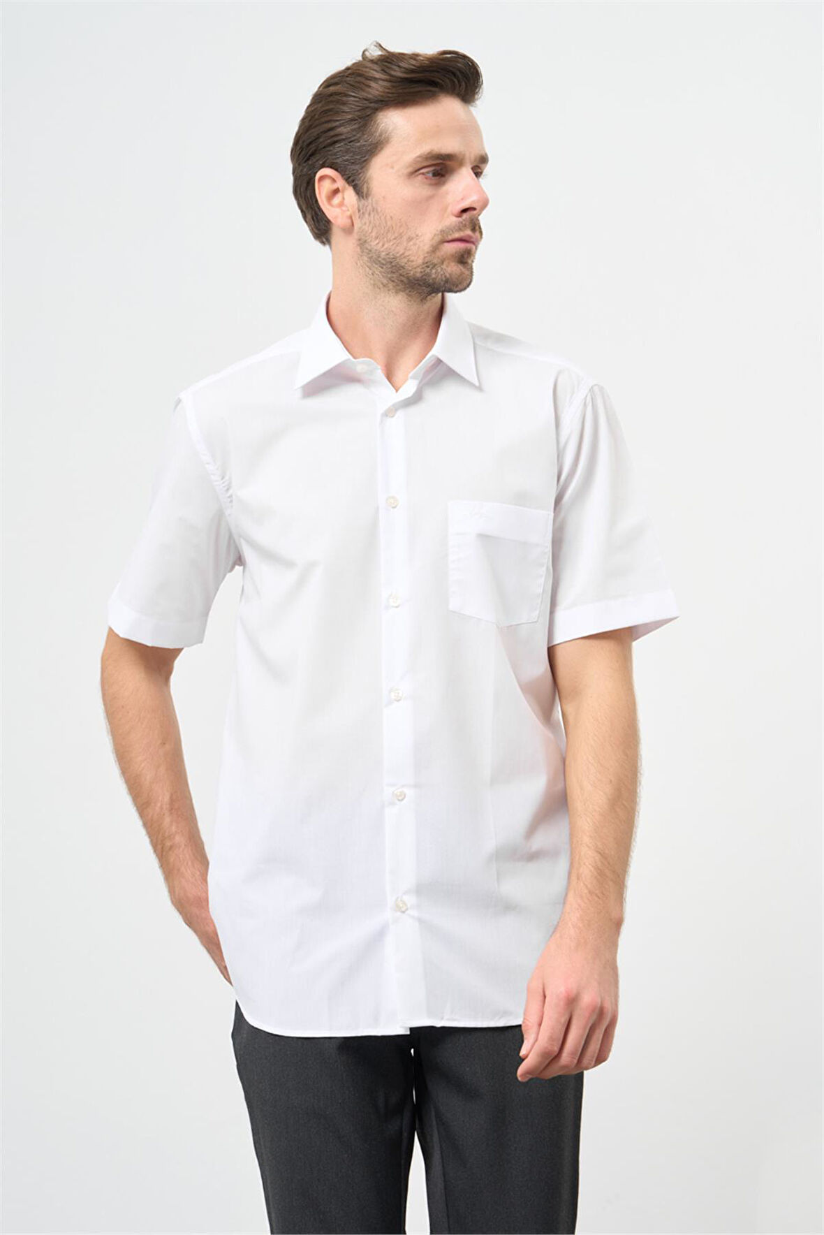 Beyaz Kısa Kol Düz Bez Ayağı Sert Yaka Cepli Pamuklu Classic Comfort Fit Gömlek 1004240925
