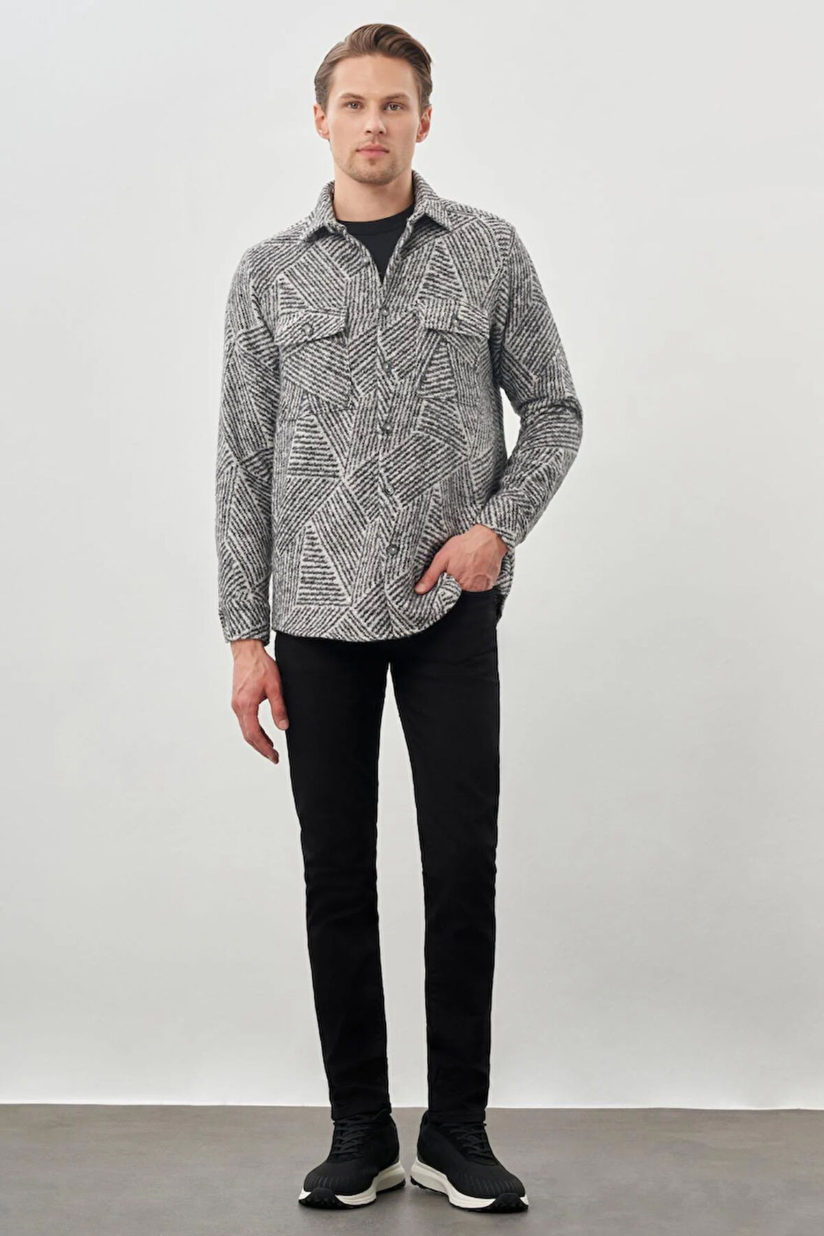 Siyah Uzun Kol Kendinden Desenli Gabardin Sert Yaka Kapaklı Cep Pamuklu Classic Comfort Fit Gömlek 1004245167