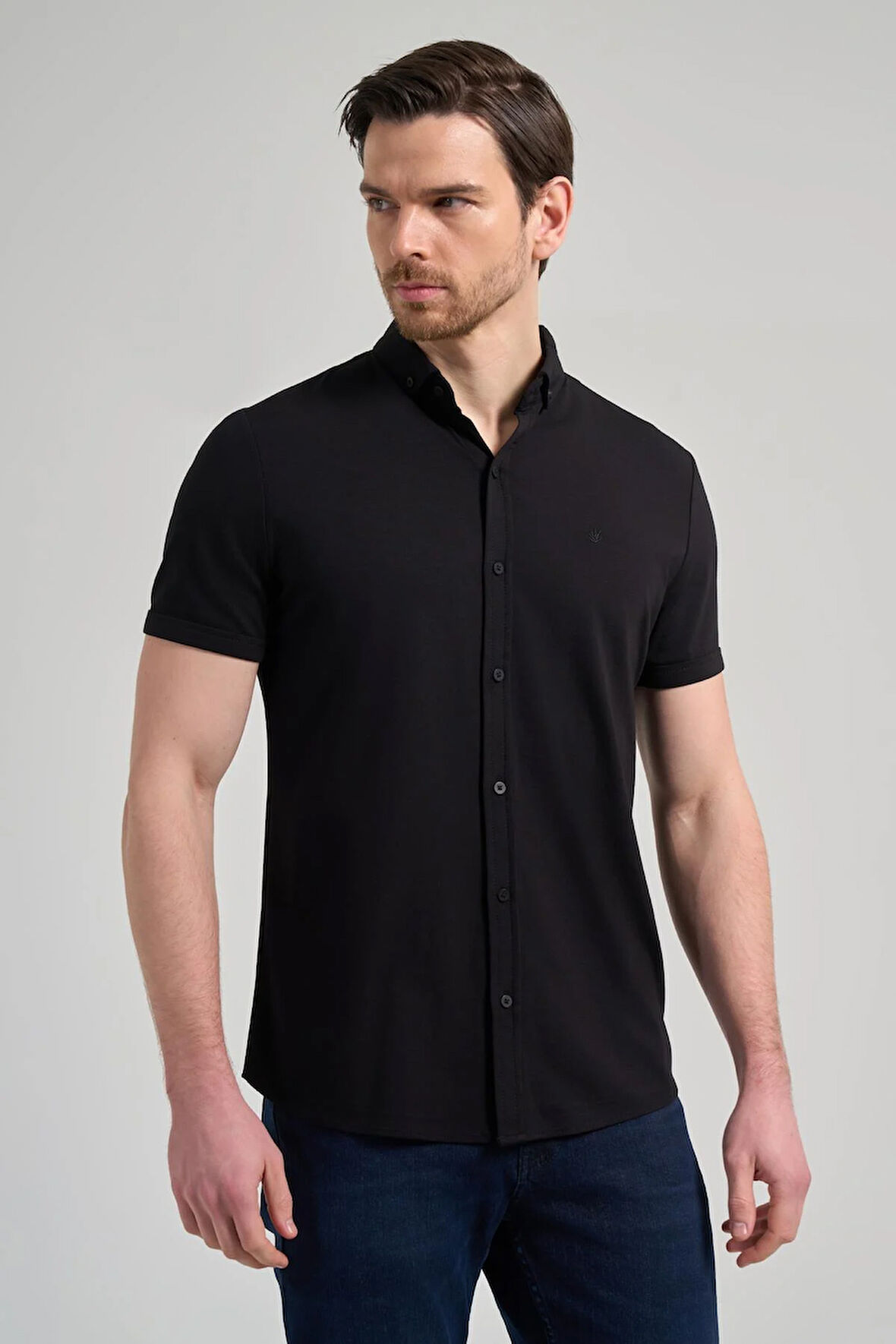 Siyah Kısa Kol Düz Örme İtalyan Yaka Düğmeli Cepsiz Pamuklu Classic Slim Fit Gömlek 1004250156_001