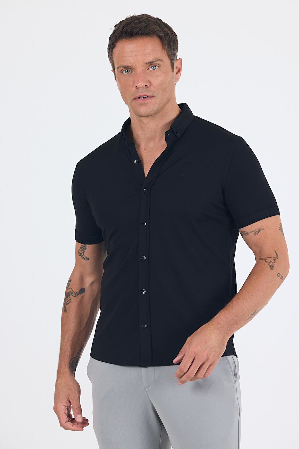 Siyah italyan Düğmeli Yaka Kısa Kol Cepsiz Slim Fit Gömlek 1004250255