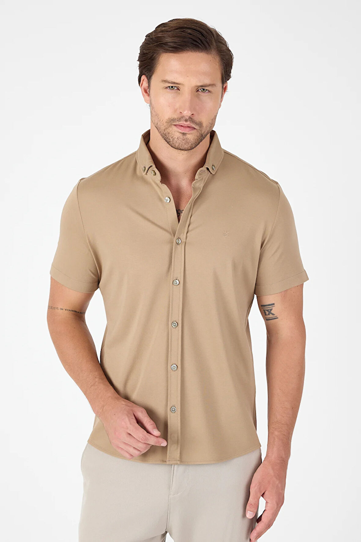 Koyu Bej Kısa Kol Düğmeli Yaka Cepsiz Performans Ürün Slim Fit  Gömlek 1004250256