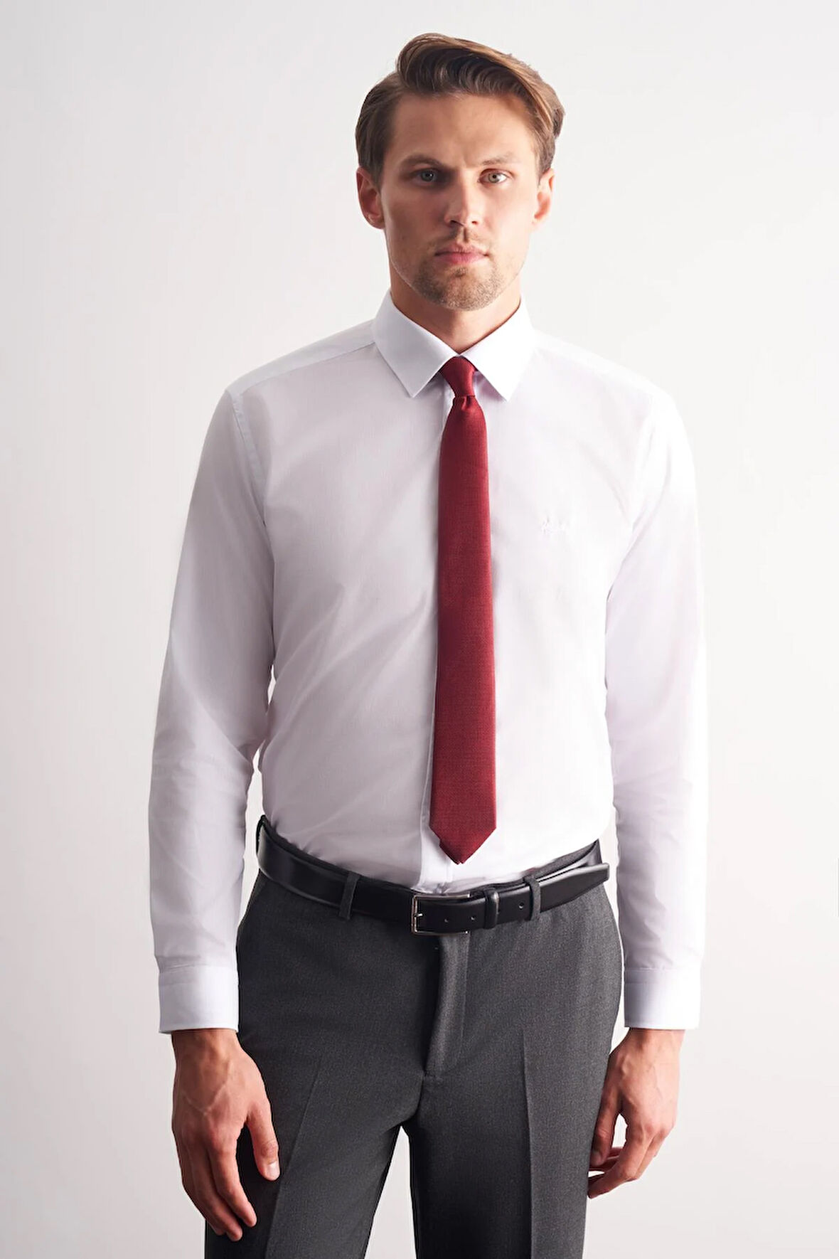 Beyaz Klasik Yaka Uzun Kol Cepsiz Slim Fit Basic Pamuklu Gömlek 1004255057