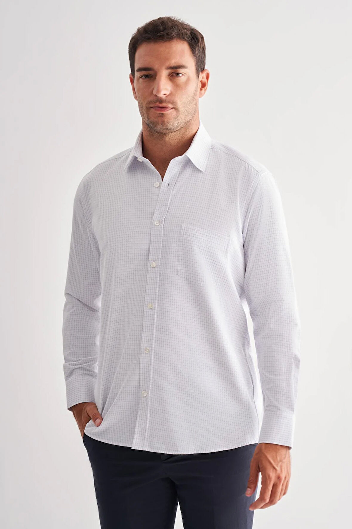 Beyaz Sert Yaka Uzun Kol Cepli Comfort Fit Classic Gömlek 1004255164