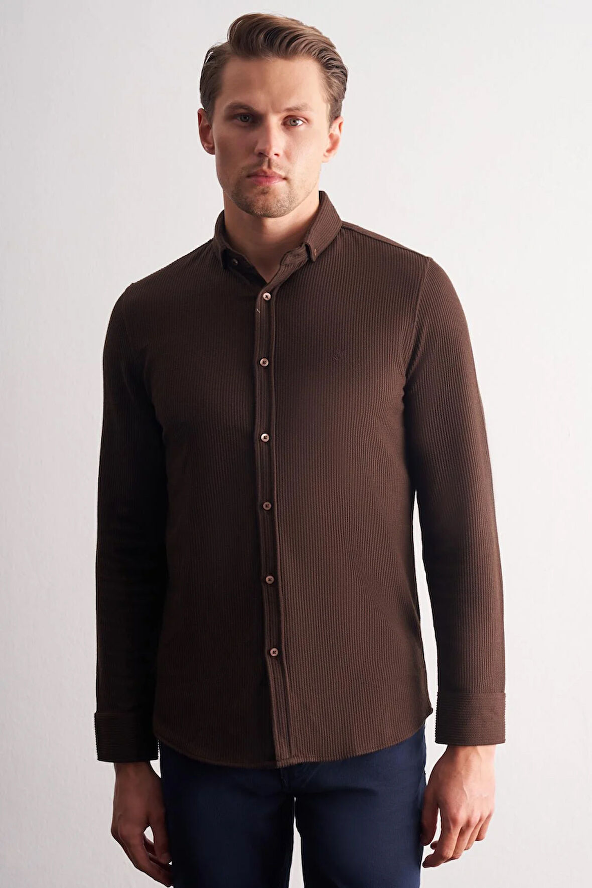 Koyu Kahverengi Smart Düğmeli Yaka Uzun Kol Cepsiz Slim Fit Casual Gömlek 1004255169
