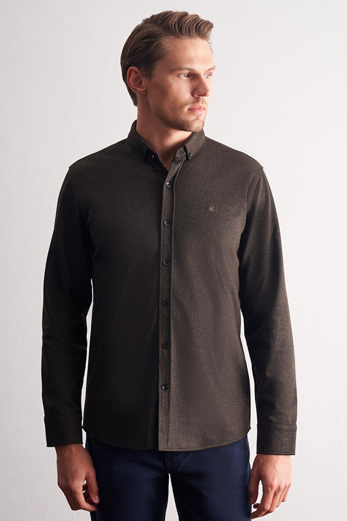 Koyu Kahverengi Smart Düğmeli Yaka Uzun Kol Cepsiz Slim Fit Casual Gömlek 1004255170