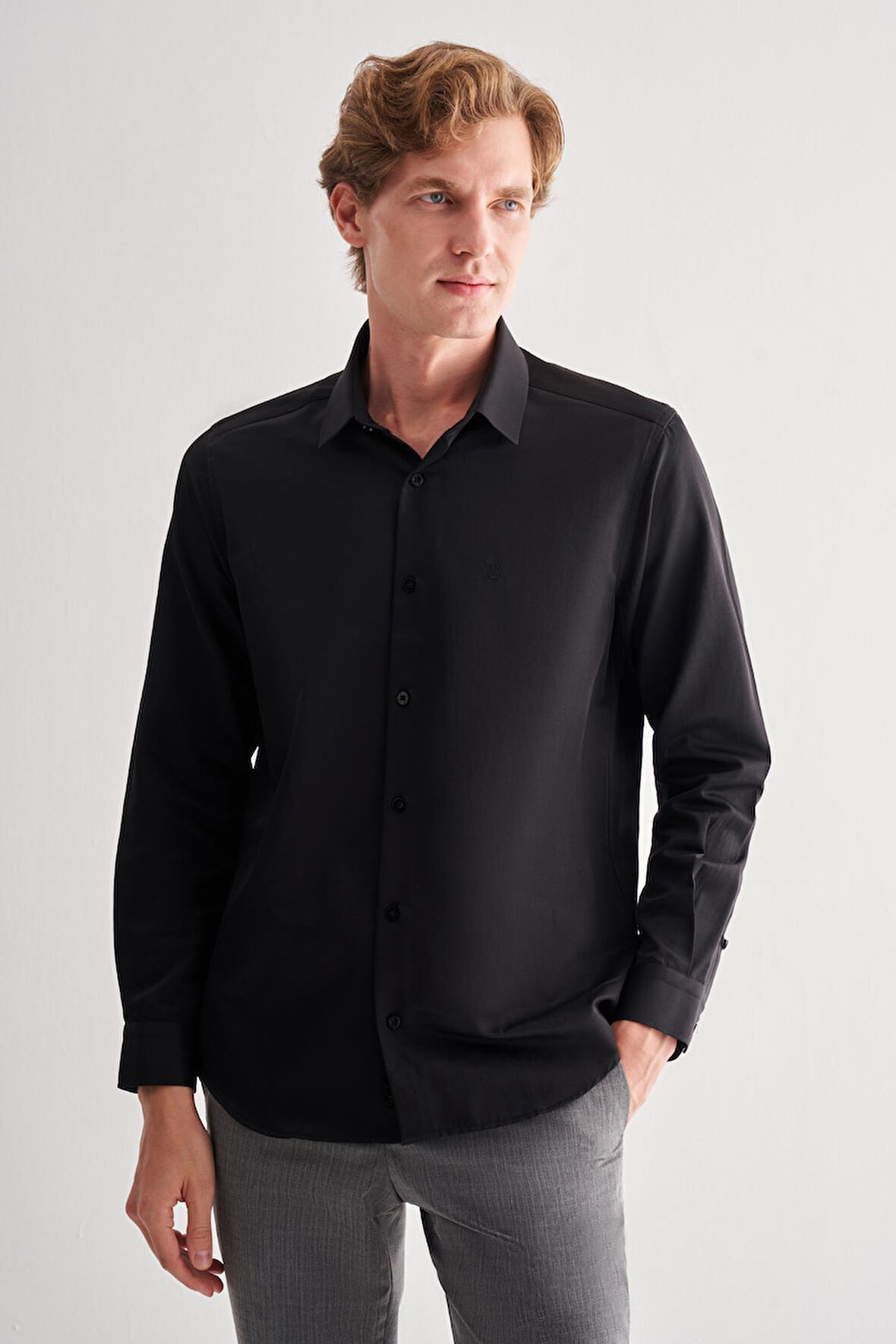 Siyah Sert Yaka Uzun Kol Slim Fit Pamuklu Gömlek 1004255175