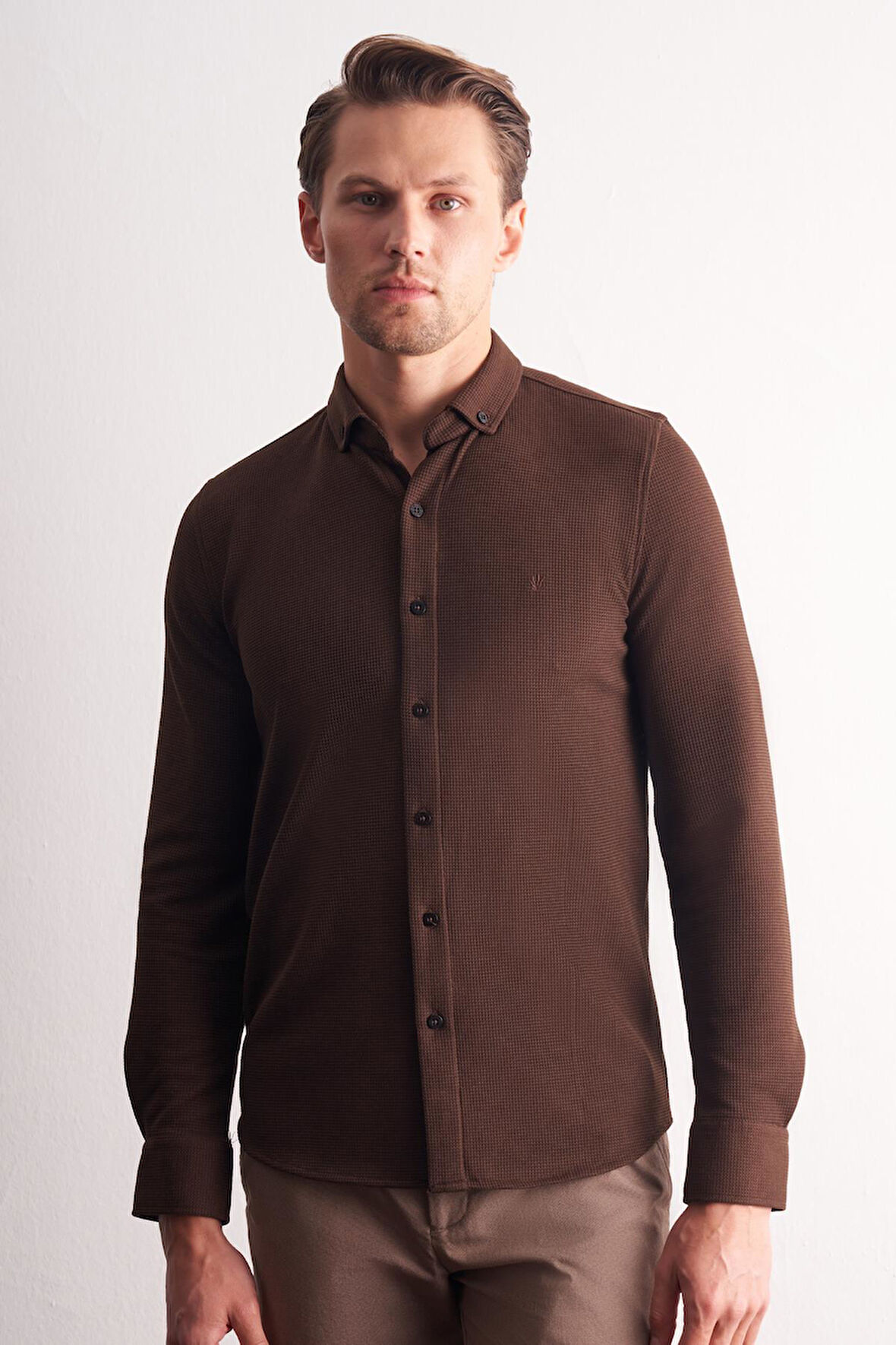 Kahverengi Uzun Kol Düğmeli Yaka Kendinden Desenli Pamuklu Slim Fit Gömlek 1004255267