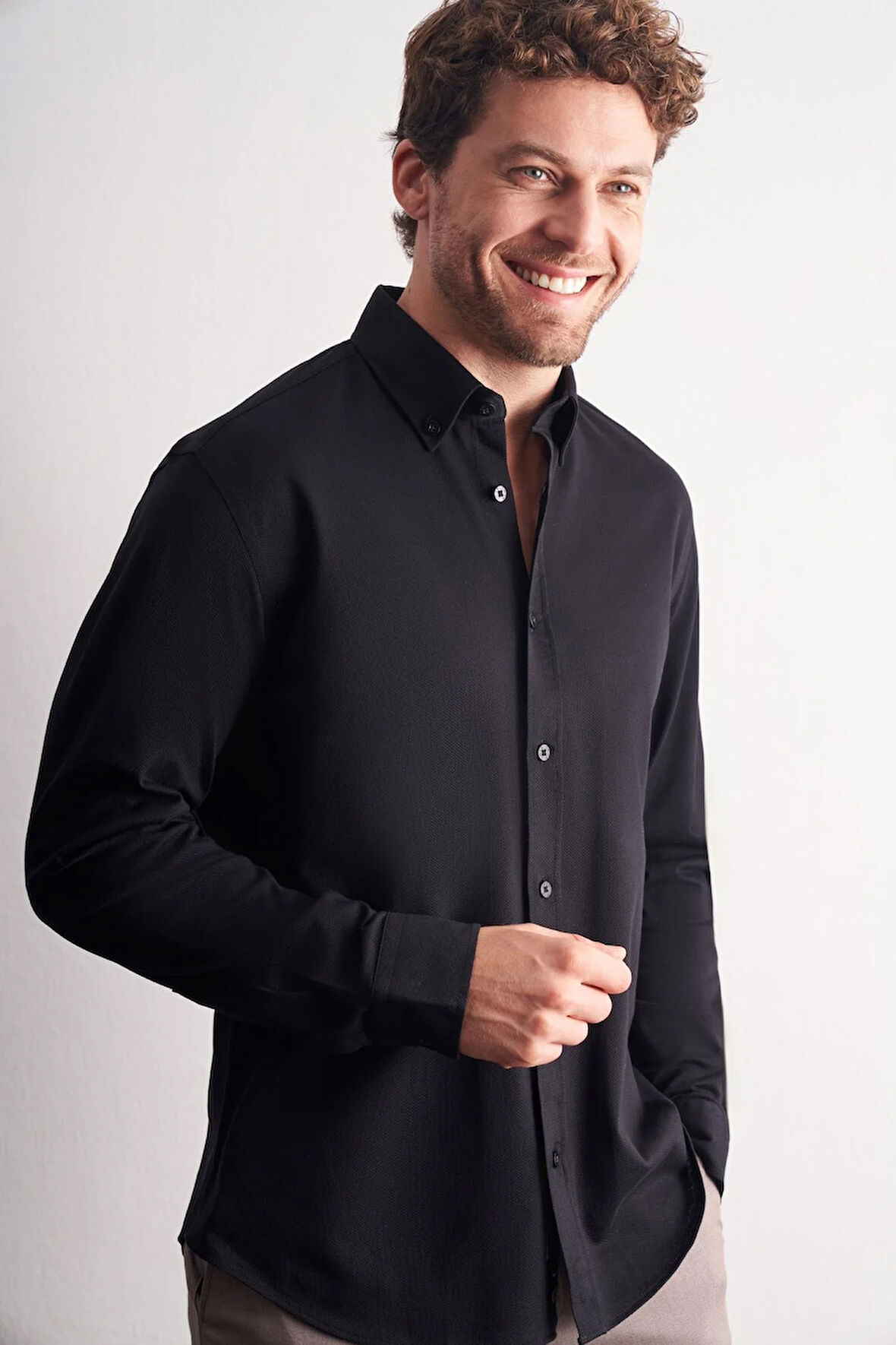 Siyah Düğmeli Yaka Kendinden Desenli Örme Uzun Kol Performans Ürün Slim Fit %100 Pamuk Gömlek 1004255272