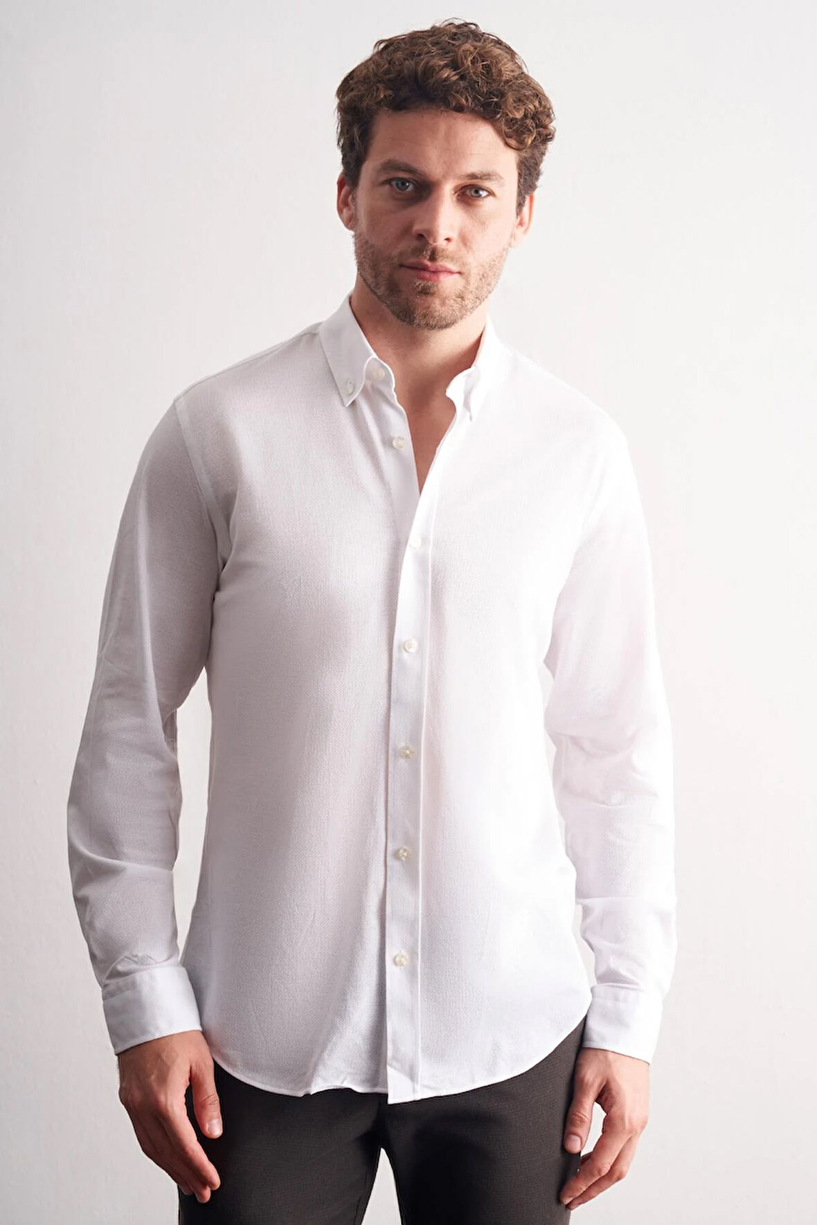 Beyaz Düğmeli Yaka Kendinden Desenli Örme Uzun Kol Performans Ürün Slim Fit %100 Pamuk Gömlek 1004255272