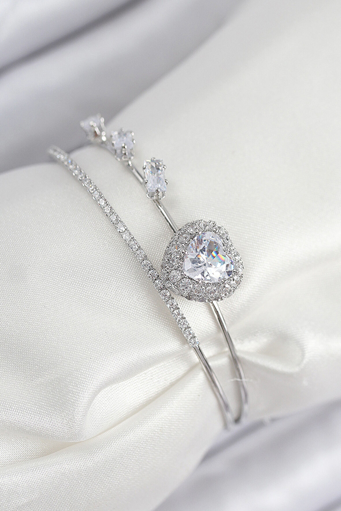 Pirinç Zirkon Taşlı Kalp Model Gümüş Renk Kadın Bileklik