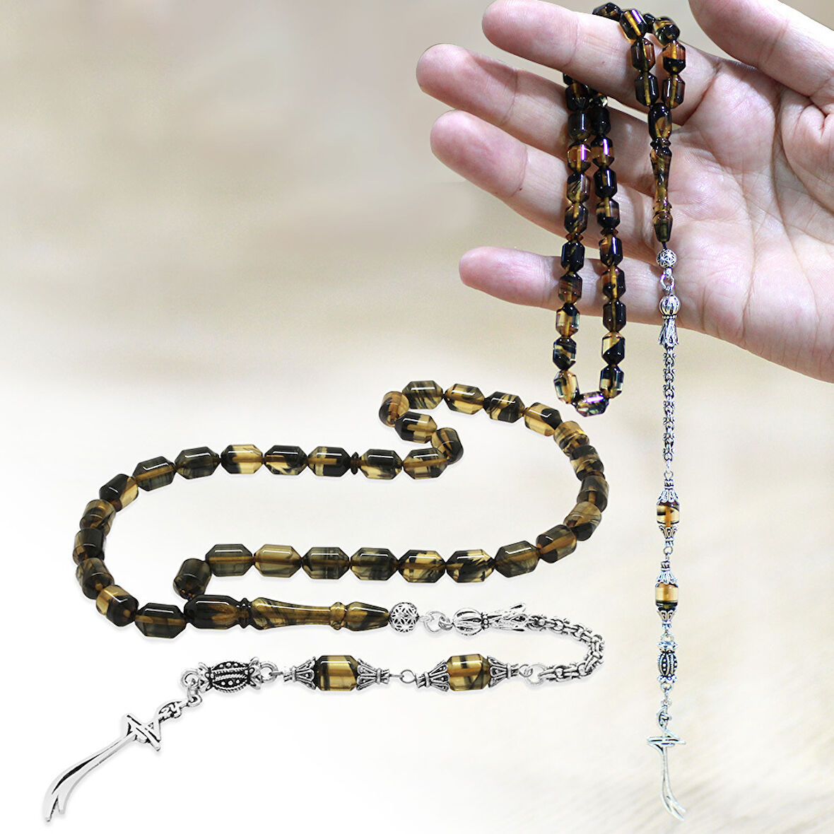 Kararmaz Metal Arnavut Püsküllü Uçlu Kapsül Kesim Siyah-Beyaz Ateş Kehribar Tesbih