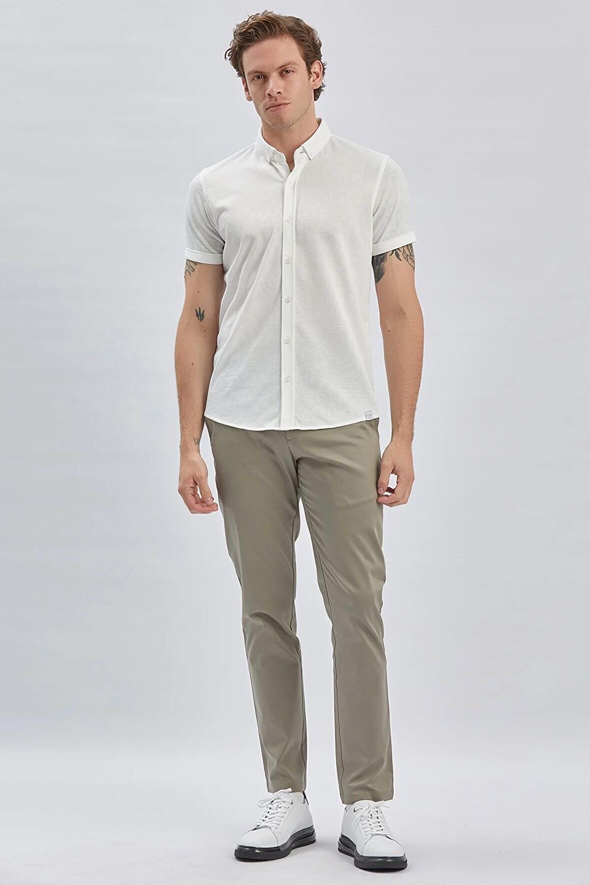 Beyaz Desenli Jakarlı Düğmeli Yaka Casual Slim Fit Dar Kesim Tişört 1011240152