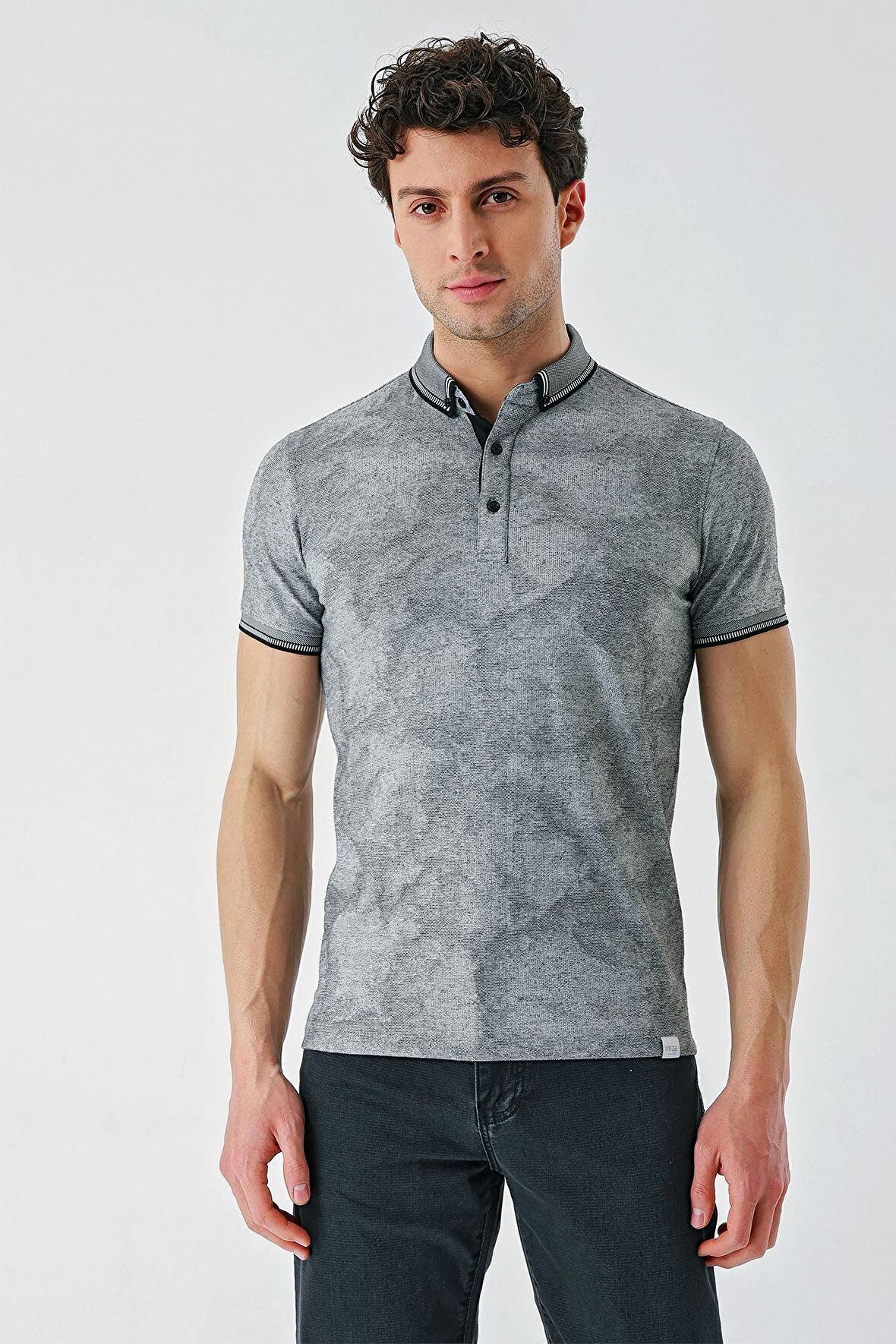 Siyah Desenli Jakarlı Düğmeli Yaka Cepli Casual Slim Fit Dar Kesim Tişört 1011240176