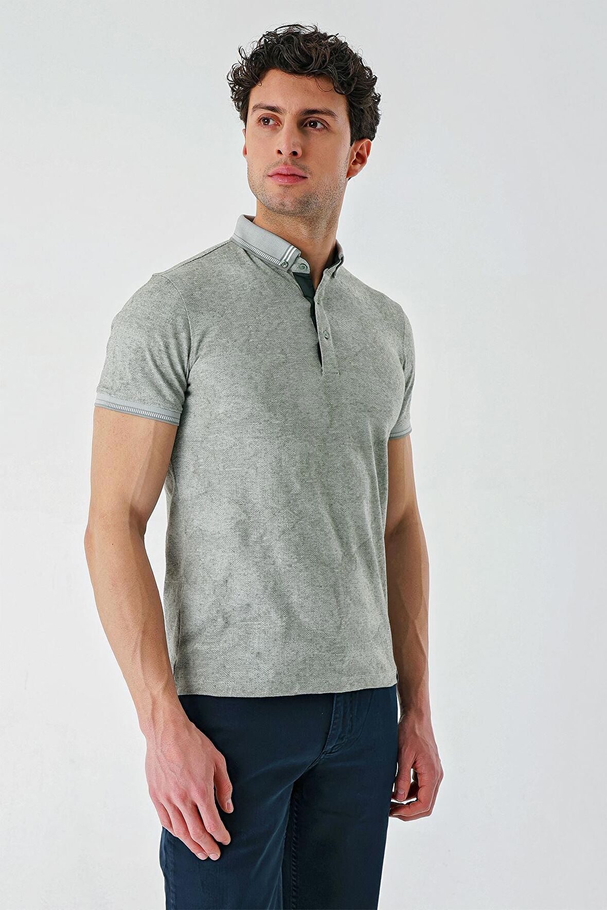 Koyu Haki Desenli Jakarlı Düğmeli Yaka Cepli Casual Slim Fit Dar Kesim Tişört 1011240176